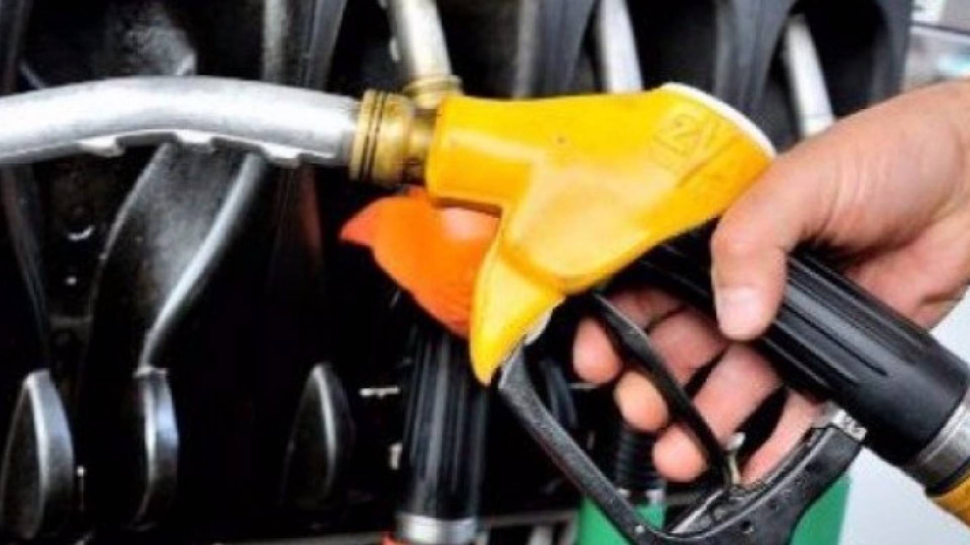 الحكومة تخفض أسعار المحروقات