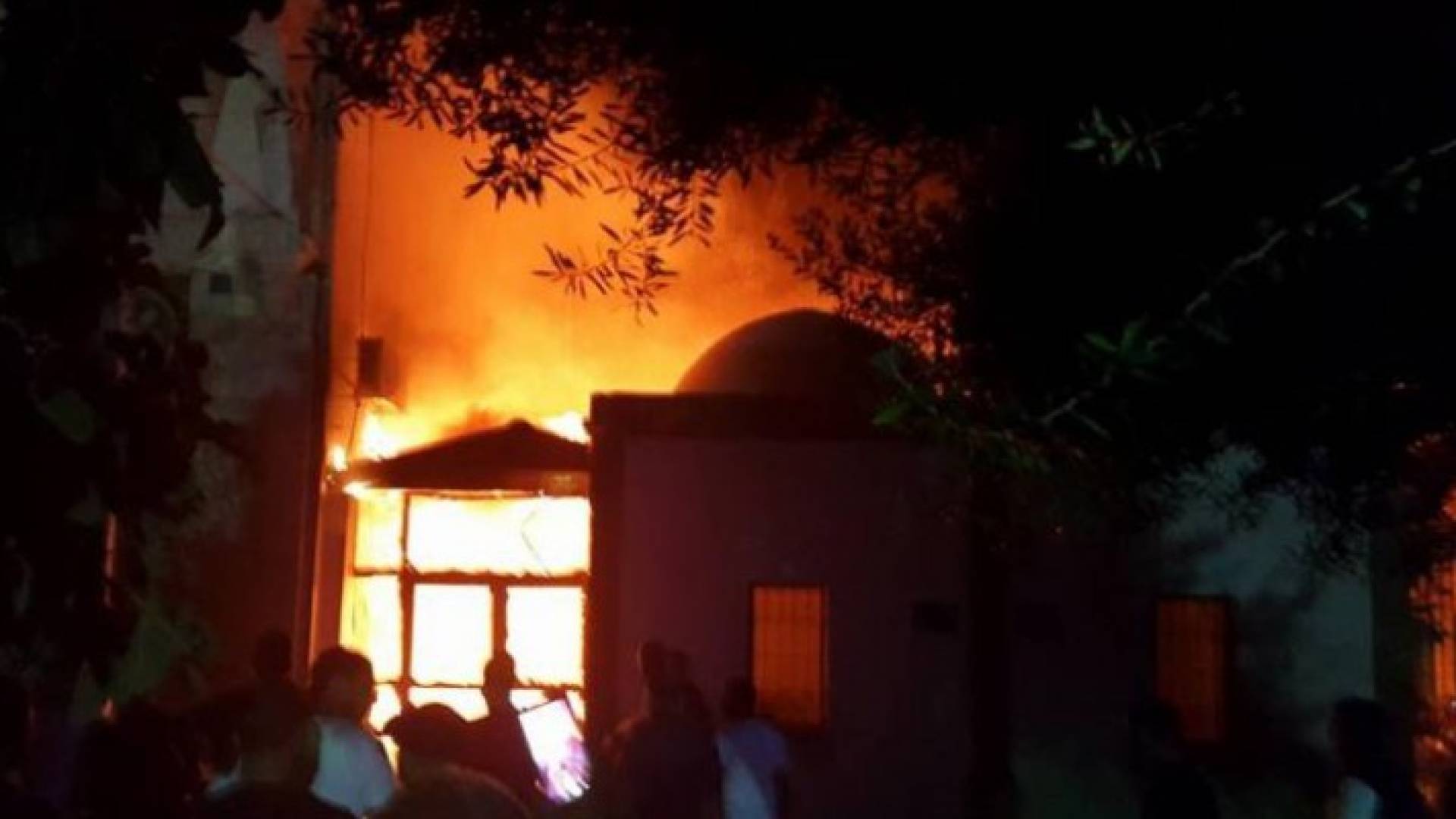 اندلاع حريق كبير بمسجد الجزار التاريخي في مدينة عكا .. فيديو وصور