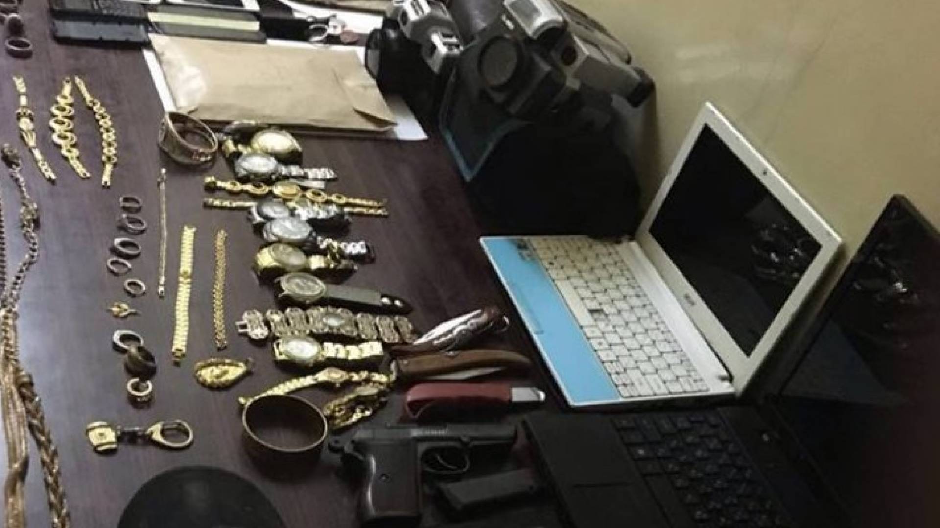 كشف ملابسات سرقة 48 منزلا و7 مركبات في عمان