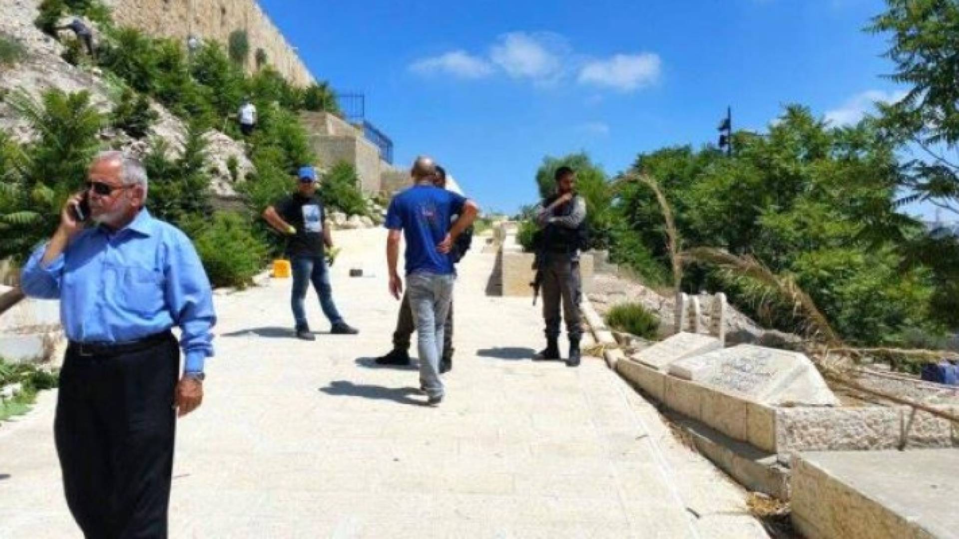 الإحتلال يقتحم مقبرة "باب الرحمة" قرب الأقصى