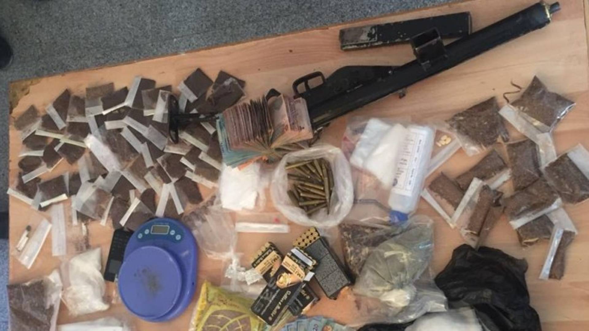 مداهمات أمنية واعتقالات في سحاب ومادبا .. صور وتفاصيل