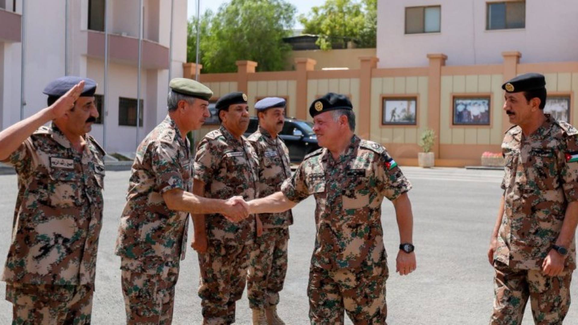 بالصور: الملك في القيادة العامة