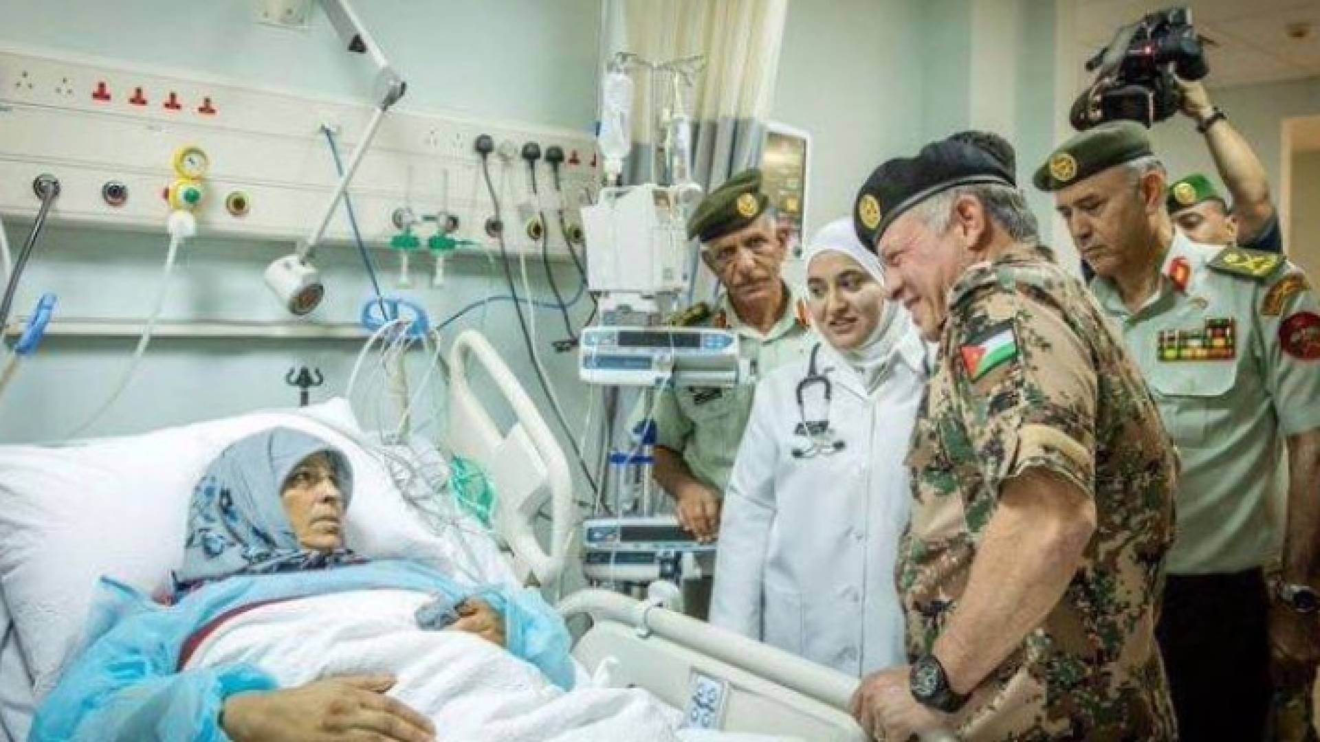 بالصور: الملك يفتتح مستشفى الملك طلال في المفرق