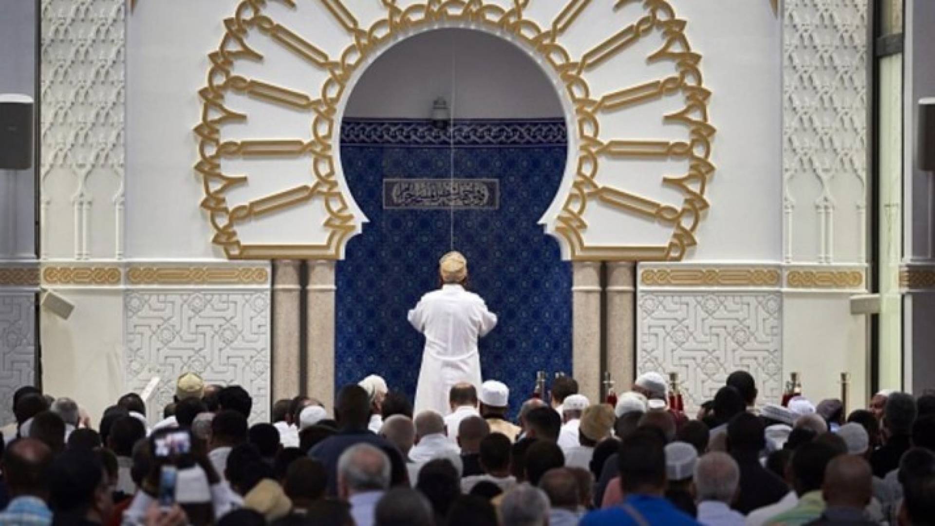 فرنسا تغلق 20 مسجدا وقاعة صلاة في 8 أشهر