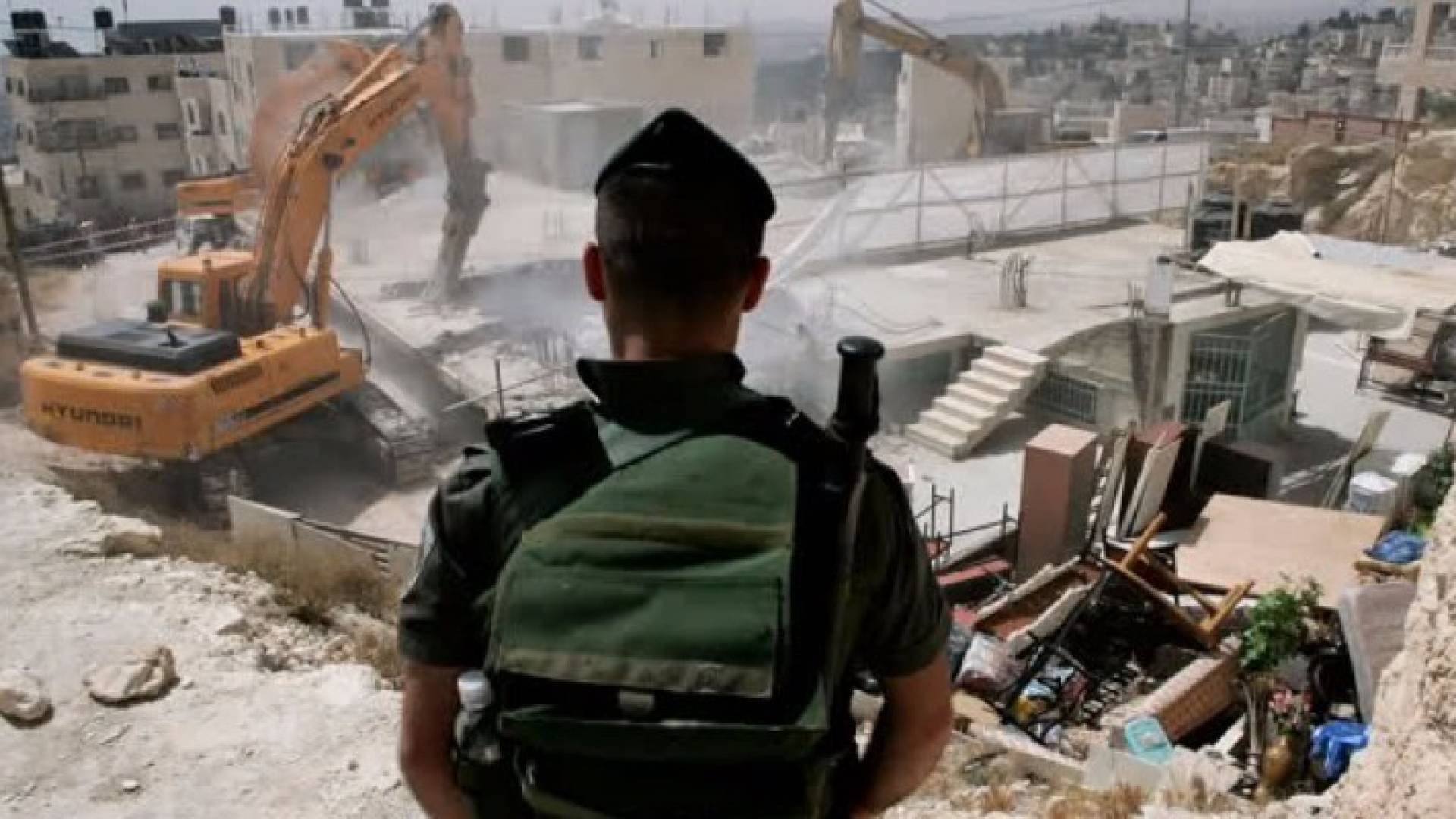 الاحتلال يهدم منشآت تجارية جنوب القدس