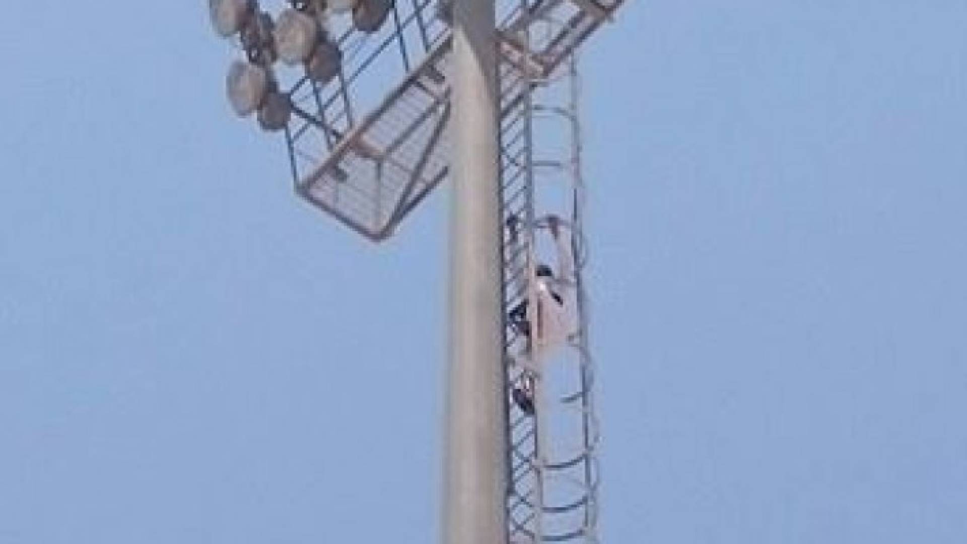 ثلاثيني يحاول الانتحار في المفرق ووزير الشباب ينقذه .. تفاصيل وصور