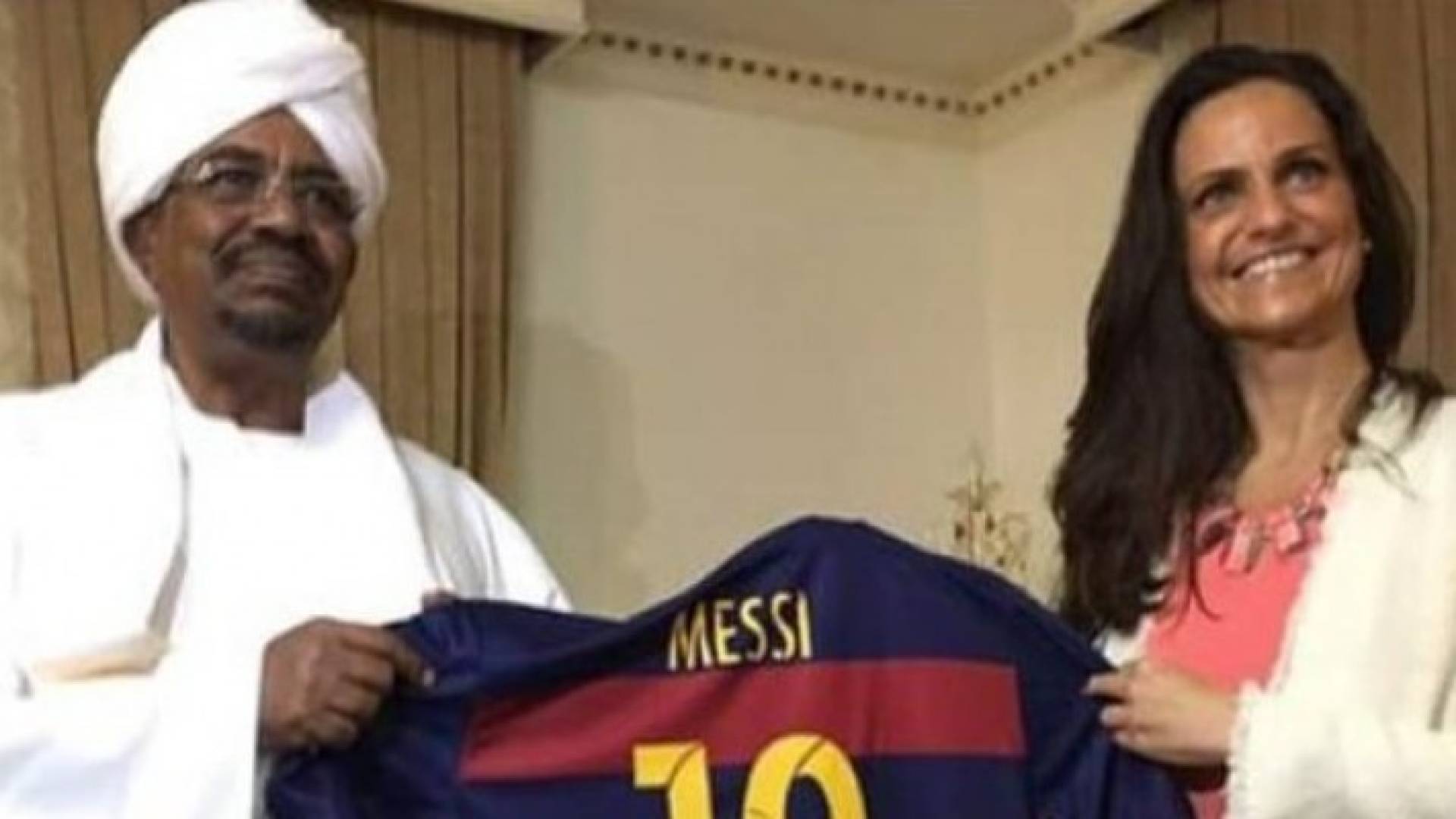 خدعت الرئيس .. كيف انطلت حيلة قميص ميسي على عمر البشير؟