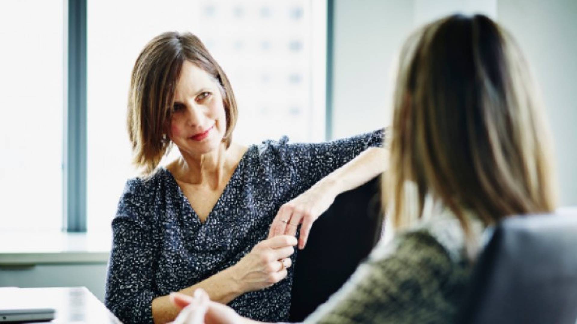 8 خطوات لتبدأ حديثا مع شخص تتعرف عليه للمرة الأولى