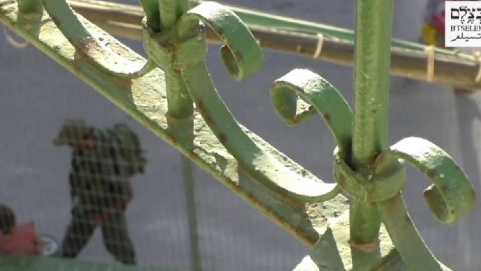 بالفيديو : جندي إسرائيلي يلاحق طفلة فلسطينية ويسرق دراجتها