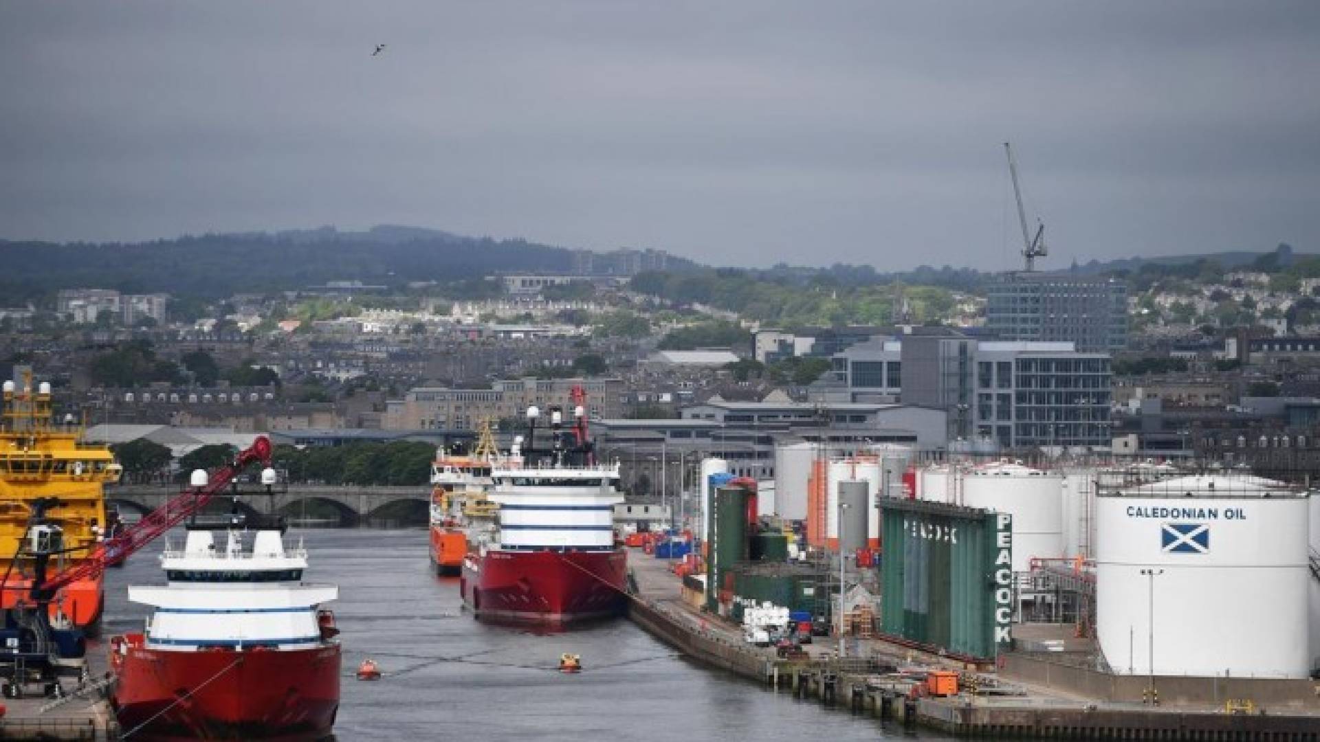 ارتفاع أسعار النفط بدعم من ضعف الدولار