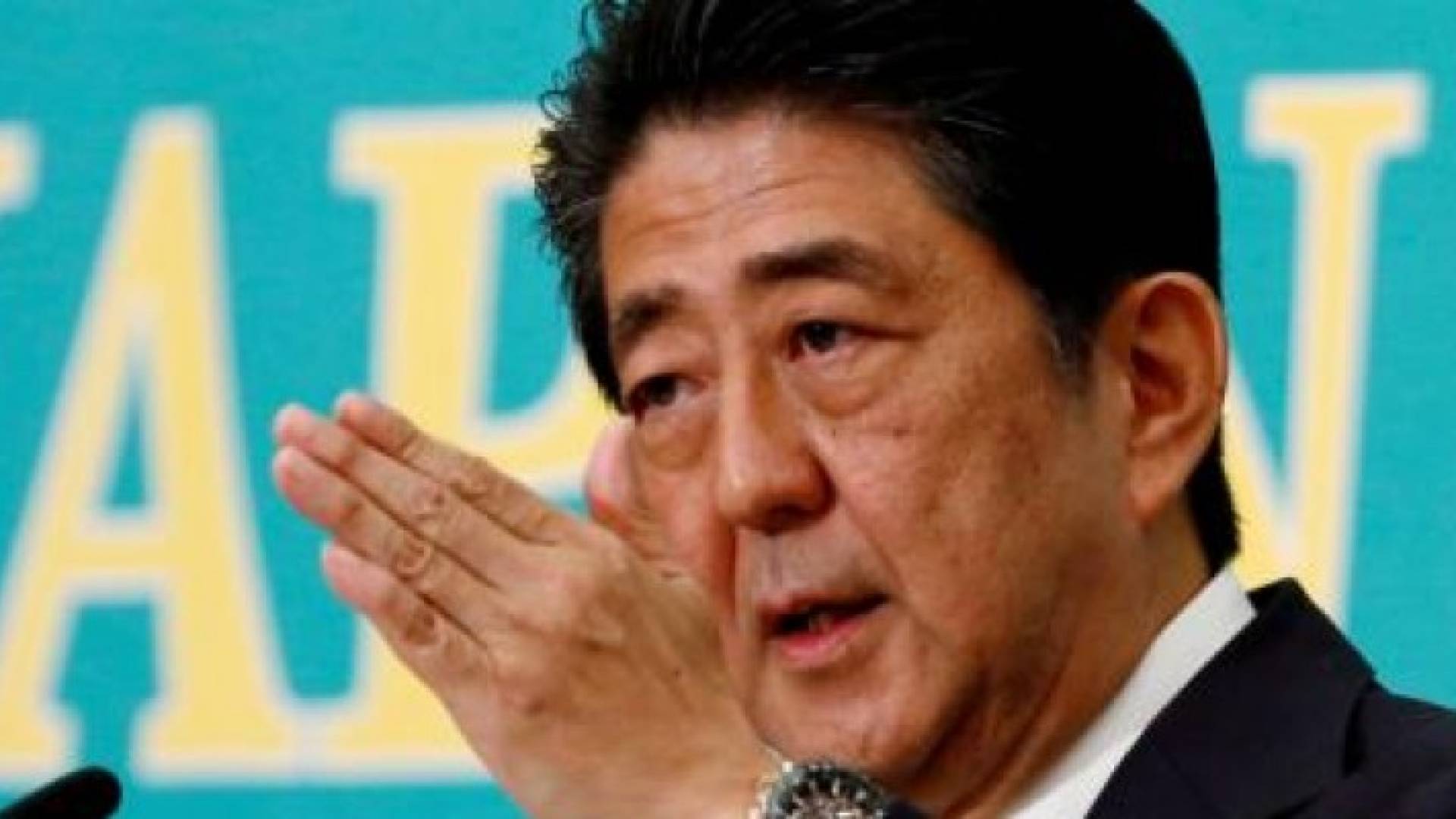 رئيس الوزراء الياباني يعين حليفا محافظا في منصب وزير الدفاع