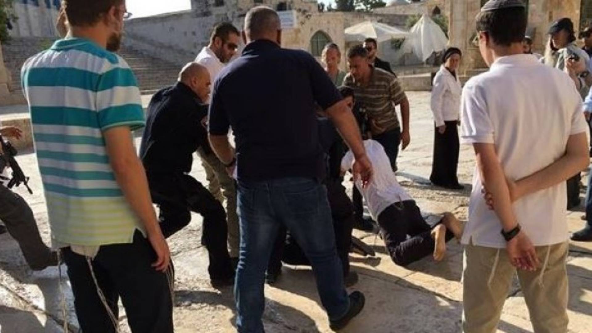 مستوطنون يقتحمون الاقصى واعتقال 4 من لجنة الاعمار