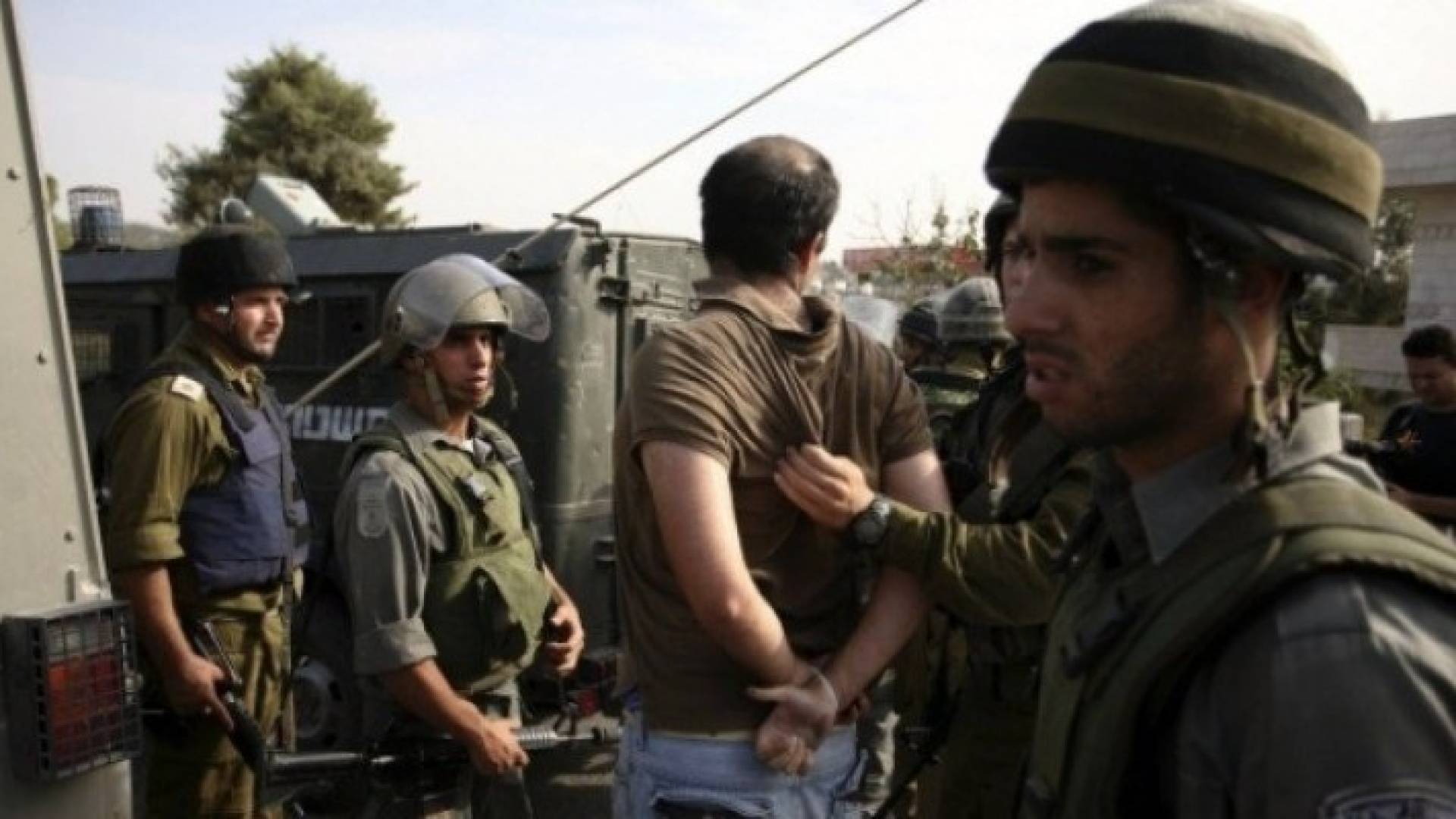 الاحتلال يعتقل 19 فلسطينيا