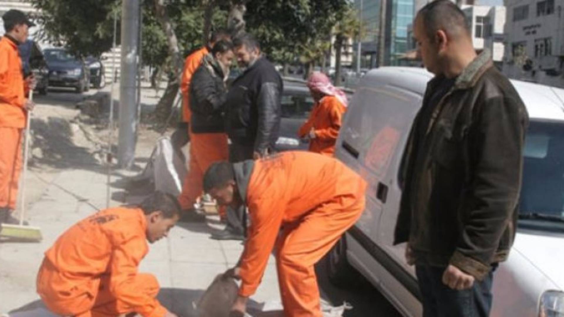 200 عامل وطن في حملة بيئية على مداخل عمان
