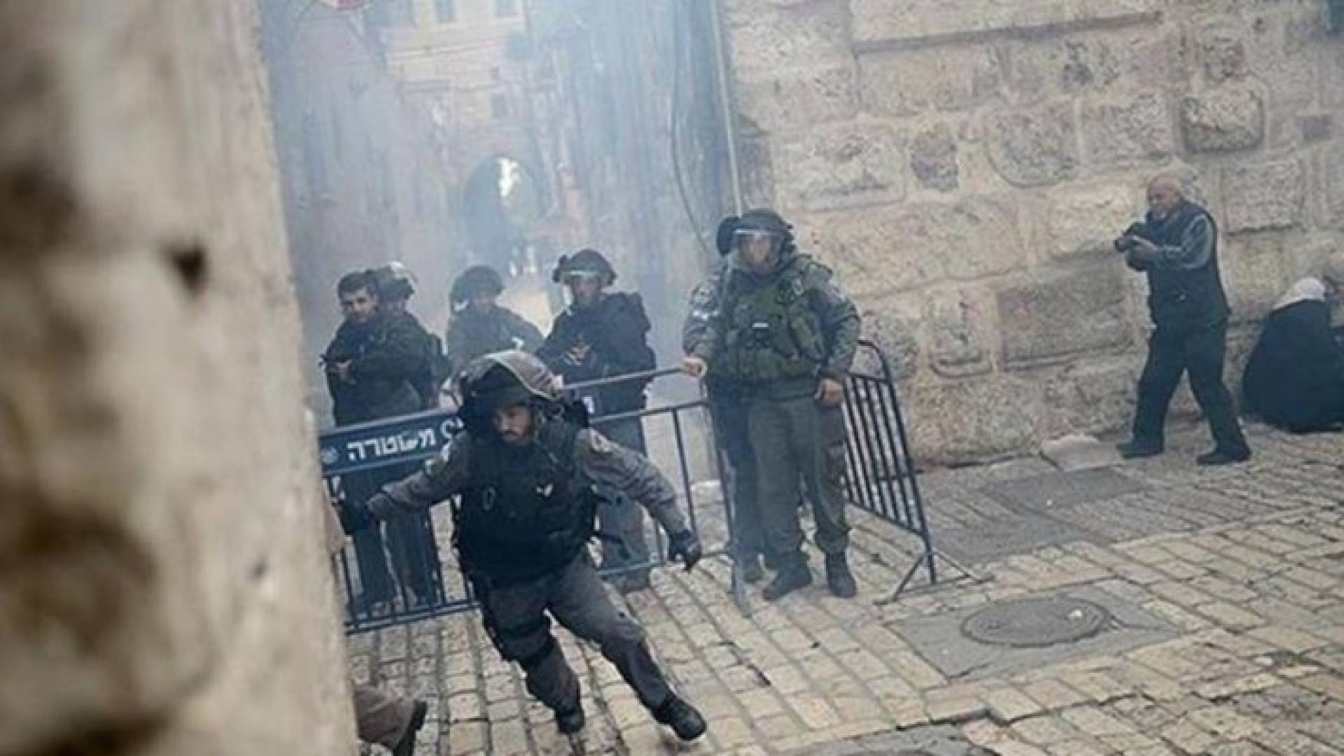 الإحتلال الإسرائيلي يعتقل 6 من موظفي المسجد الأقصى