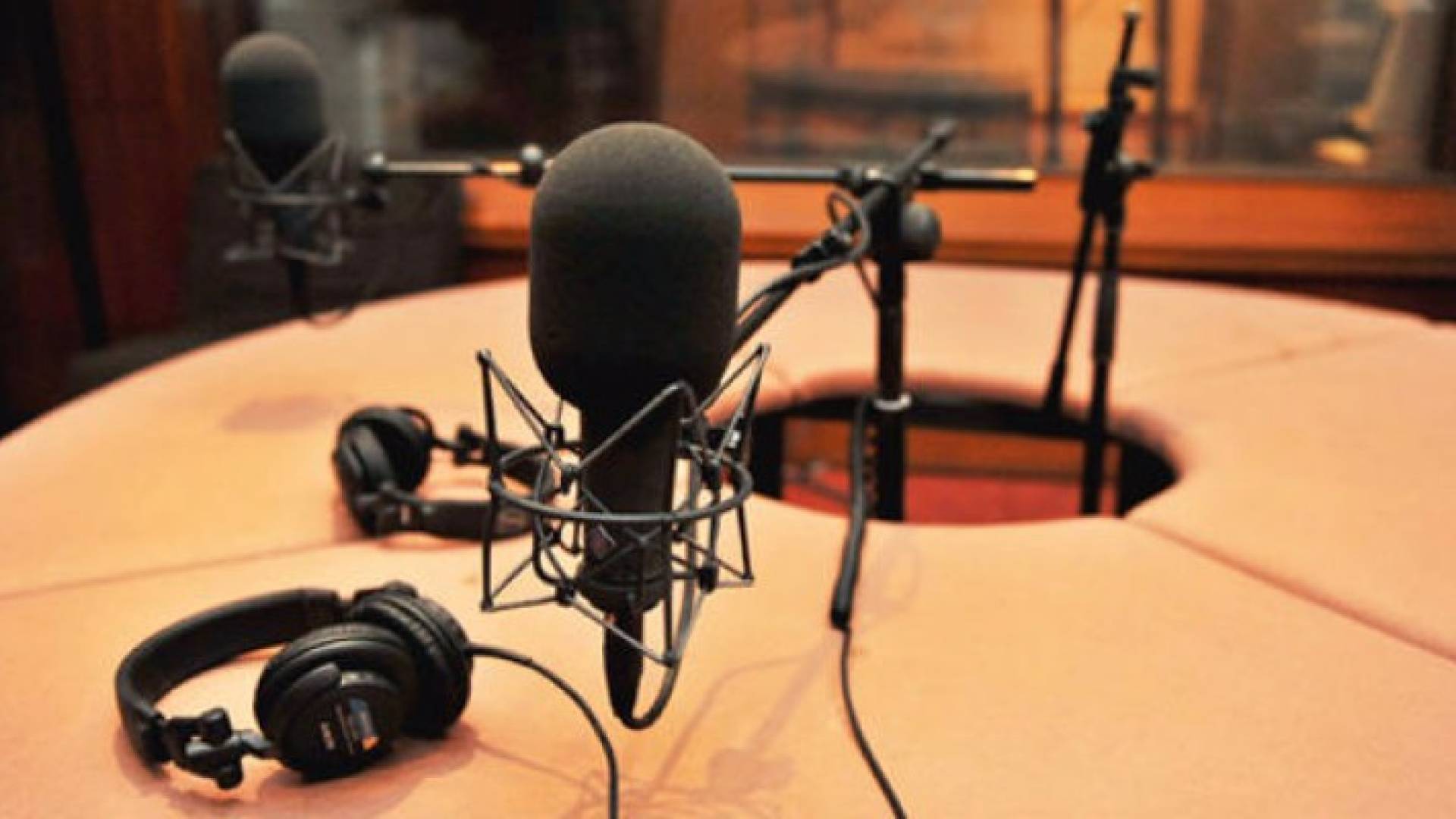 تفاصيل وأسباب وقف هيئة الإعلام لبرنامج إذاعي