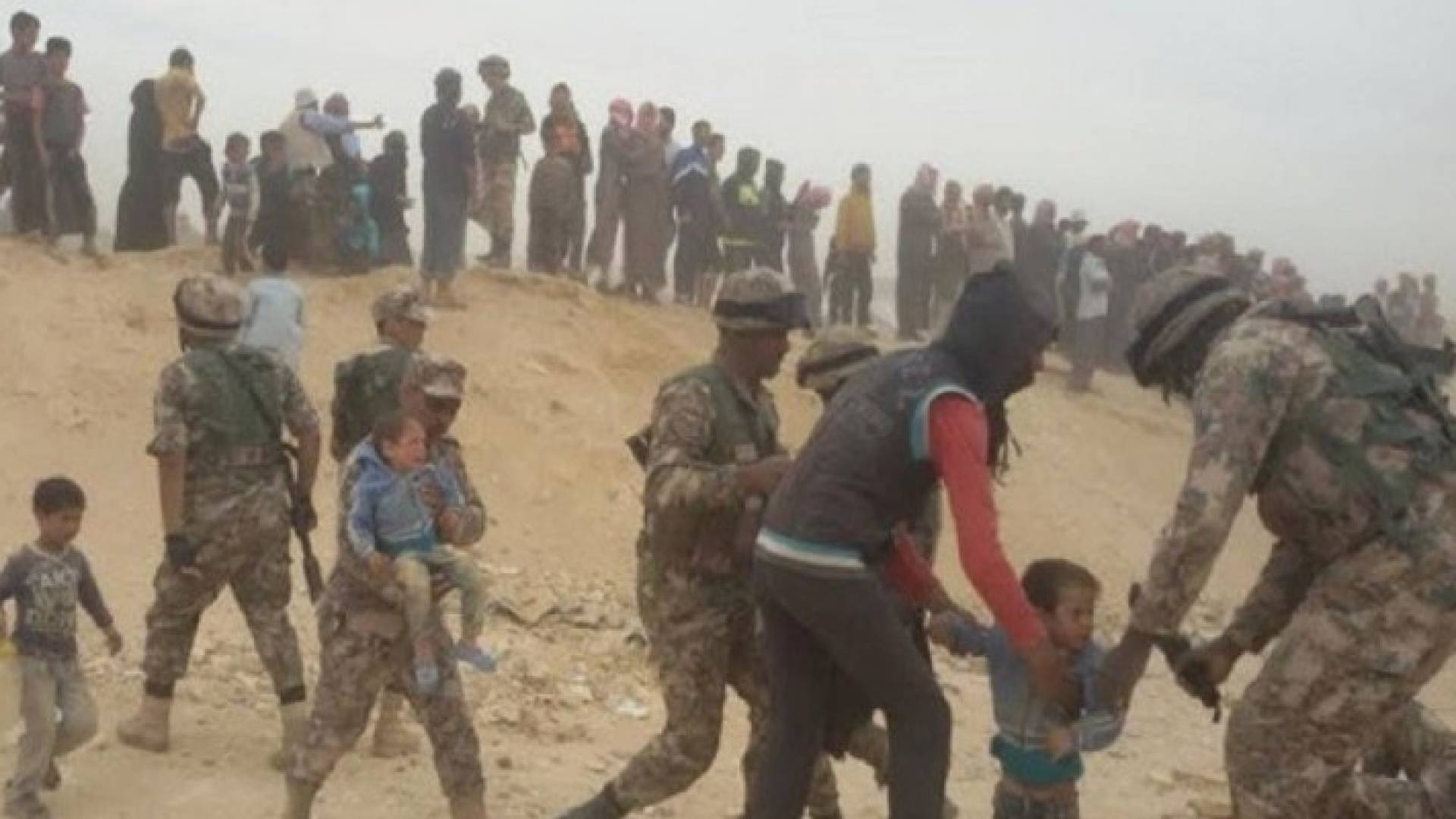 مساعدات لـ75 الفا على الحدود الاردنية السورية للمرة الاولى منذ اعتداء الركبان