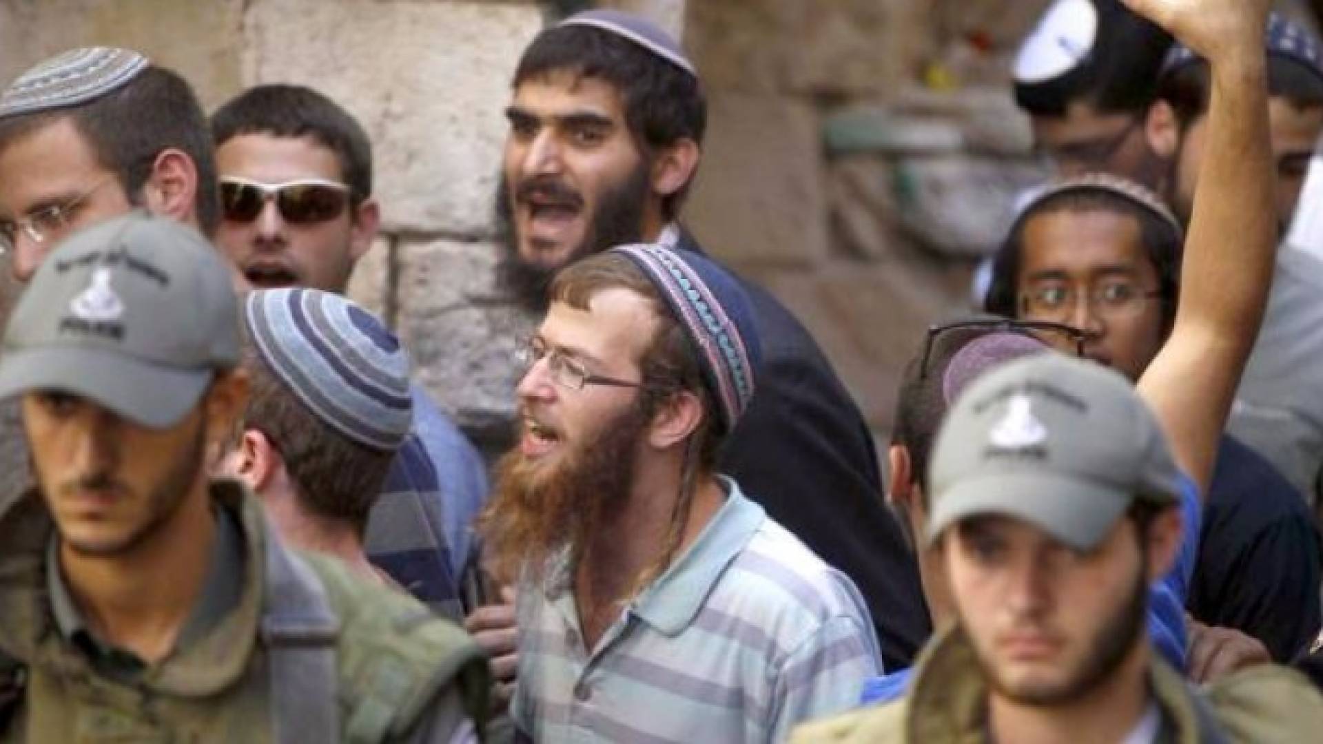 مستوطنون يؤدون طقوسا تلمودية في منطقة المقامات الأثرية في بلدة عورتا