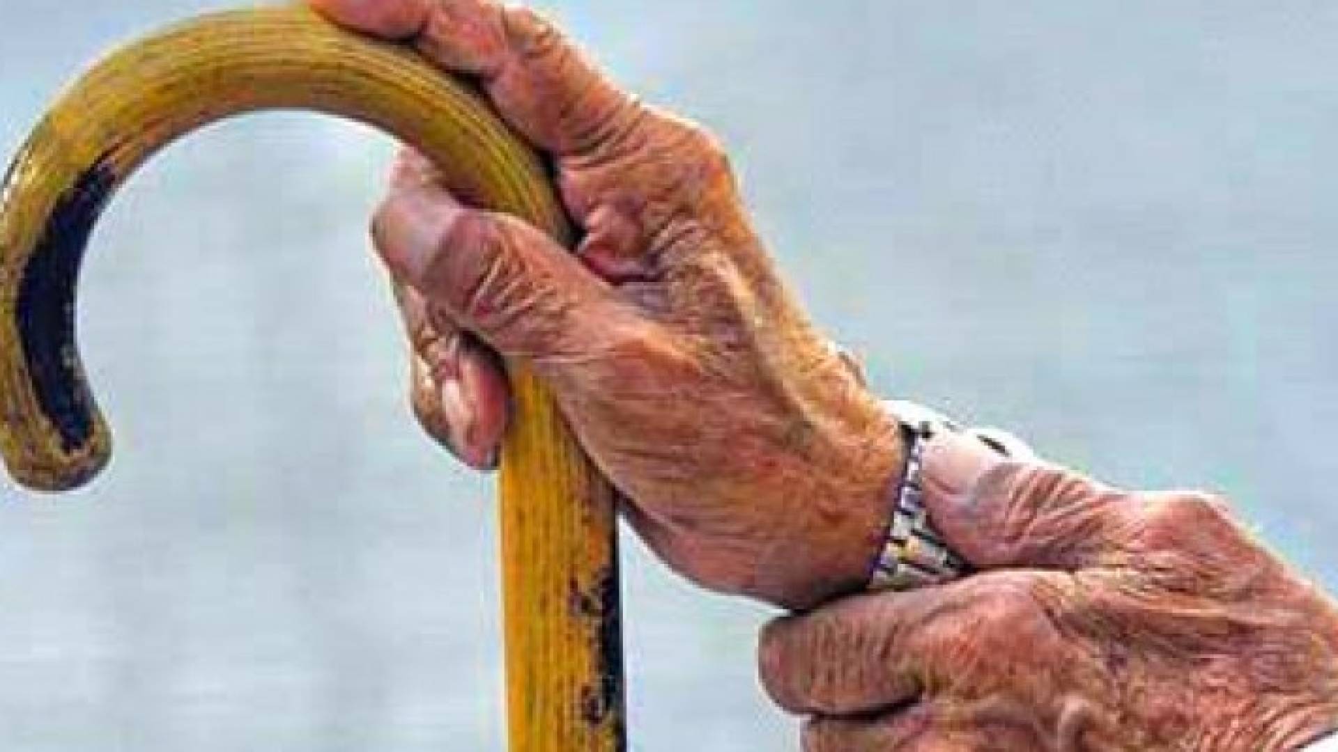 عجوز تضرب ابنها السكير بعكازها حتى الموت