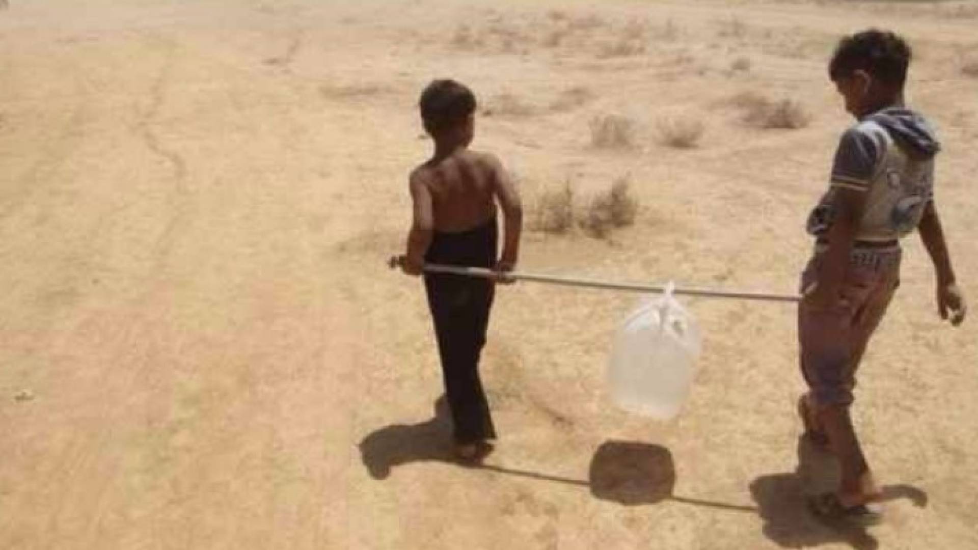 مساعدات الرقبان سلمت لـ " شيوخ ومخاتير " راقبتهم طائرات بلا طيار