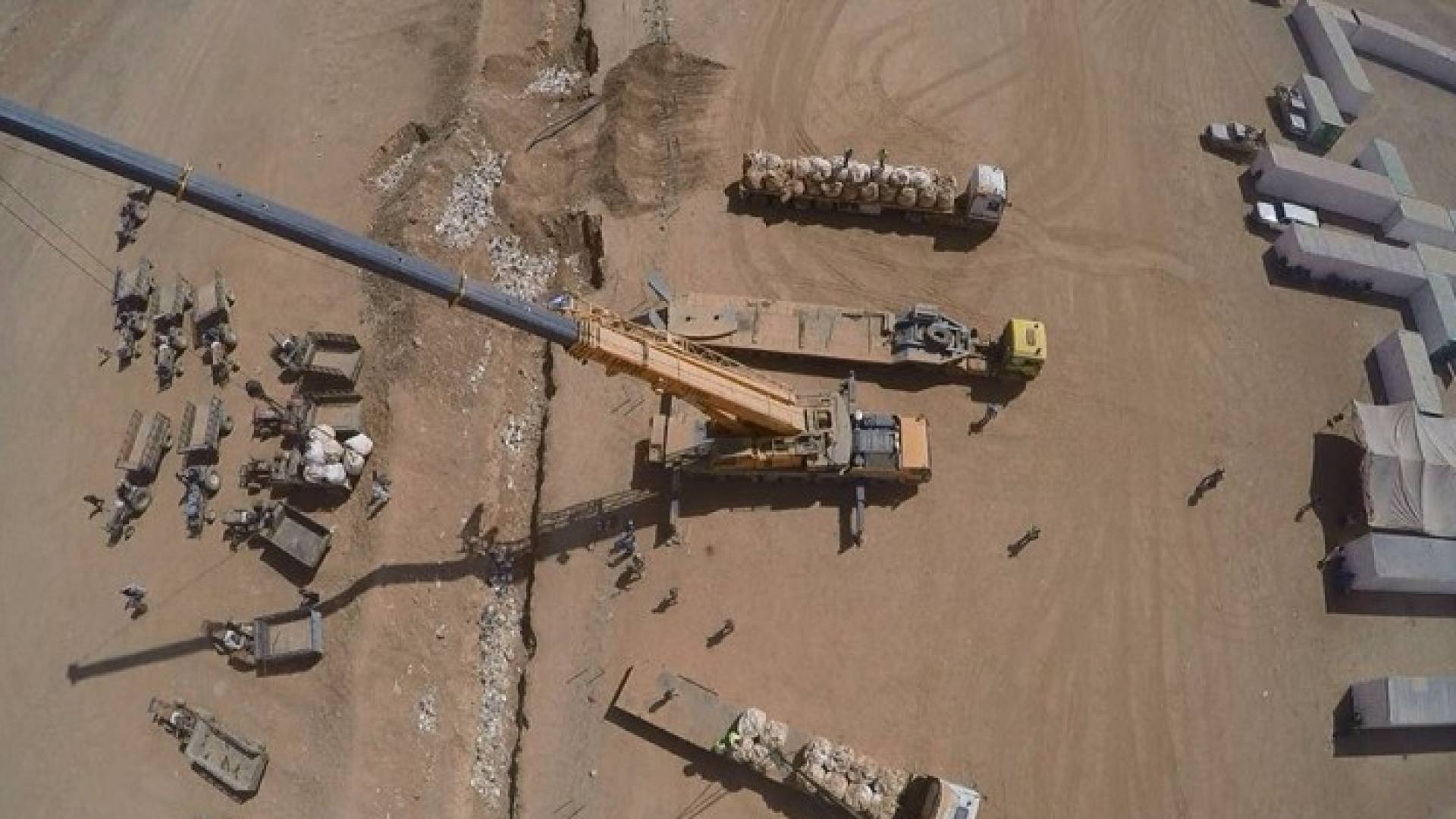 بالصور: رافعات وطائرات بلا طيار لإدخال غذاء الرقبان