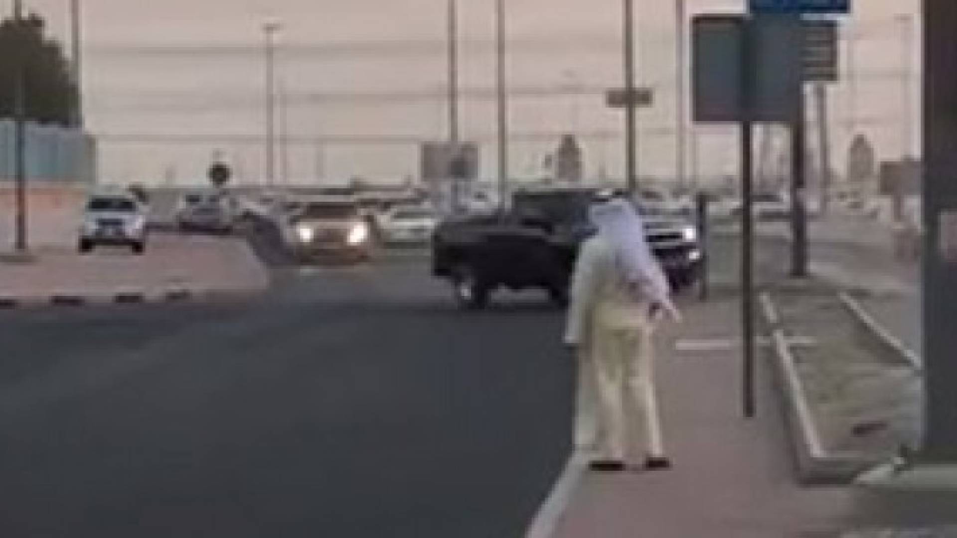 بالفيديو.. "دواسة البنزين" كادت تتسبب في كارثة في الكويت