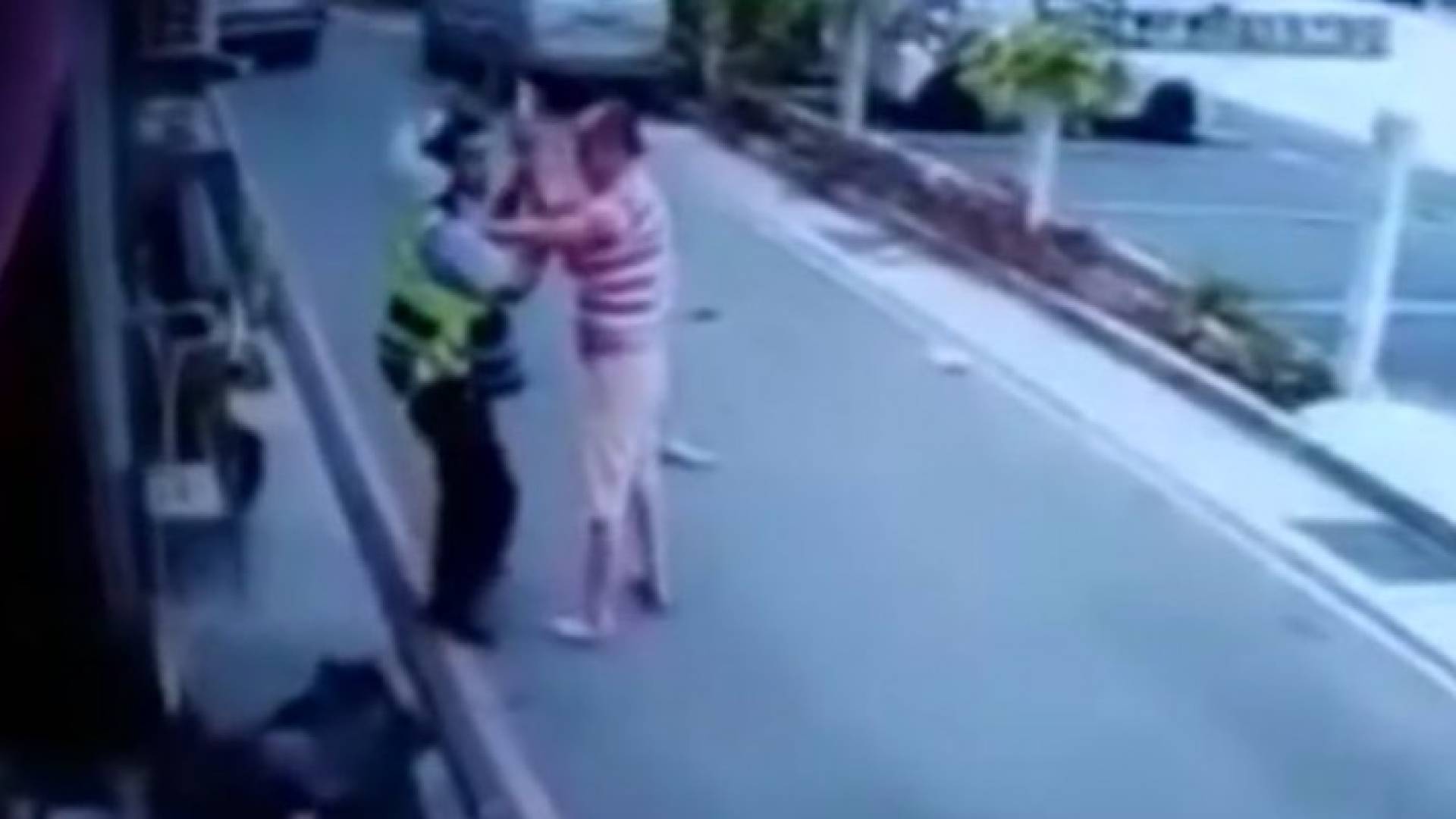 بالفيديو: سائق يهاجم شرطيا بالساطور بسبب مخالفة