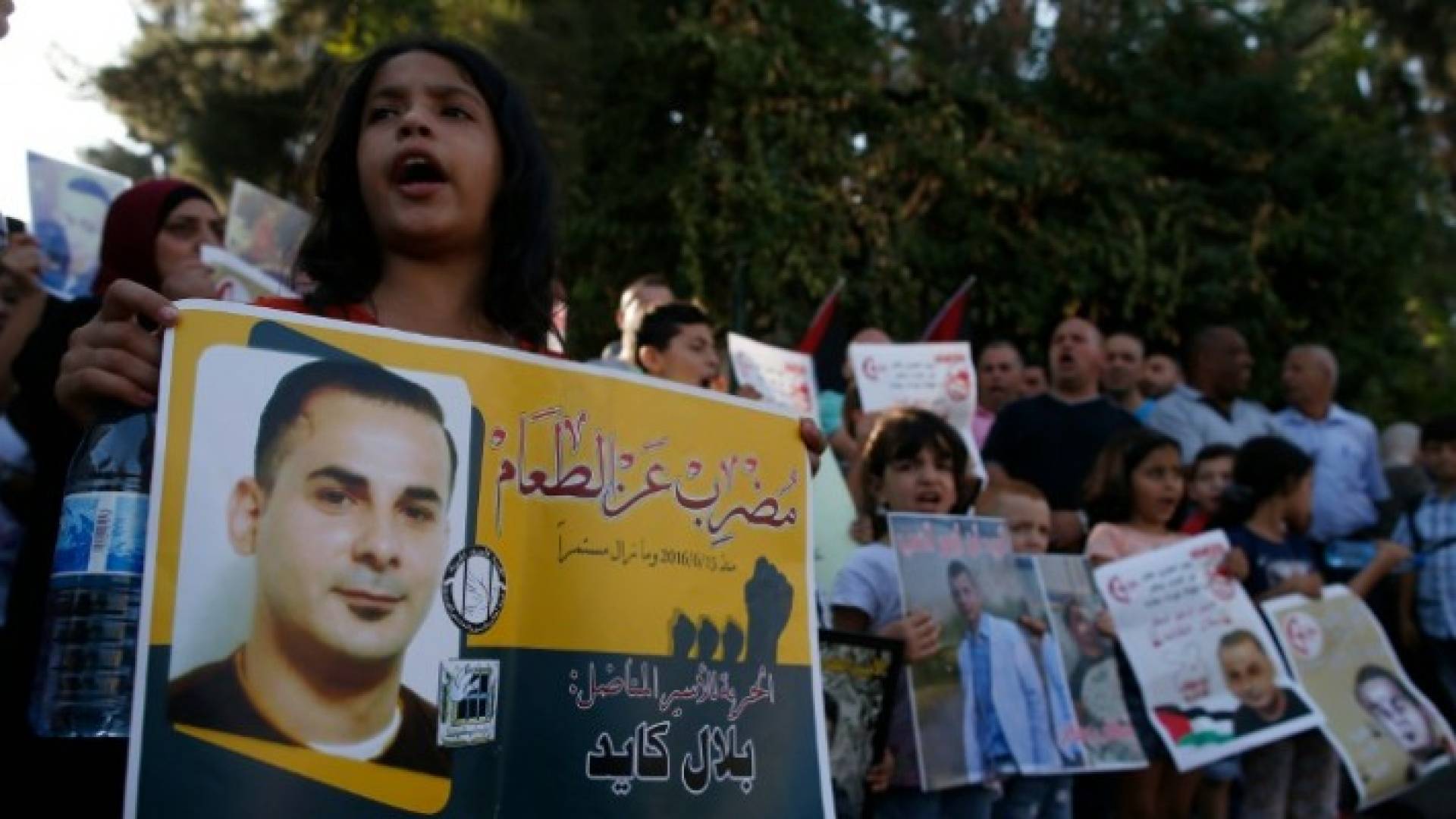 اكثر من 300 معتقل فلسطيني لدى اسرائيل يعلقون اضرابهم عن الطعام