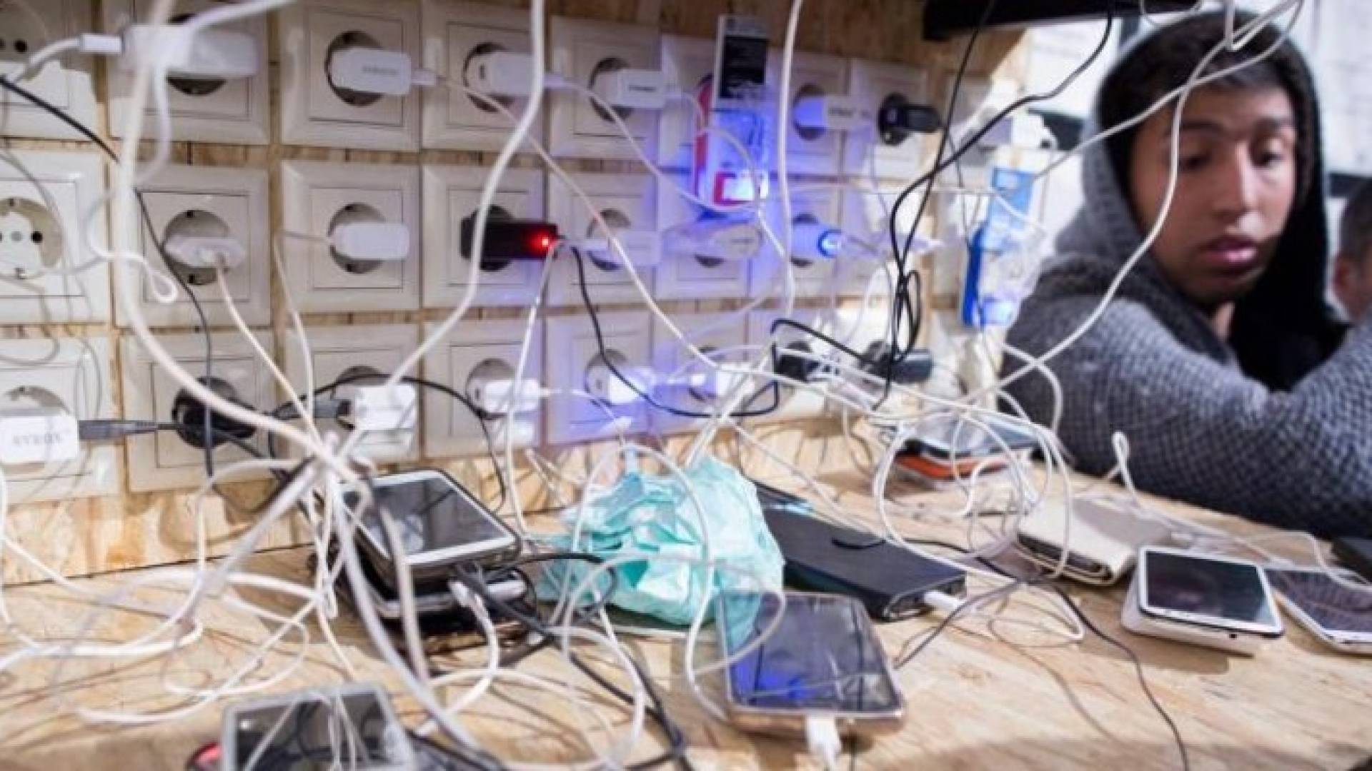 تحذير من شحن الأجهزة المحمولة على الفراش