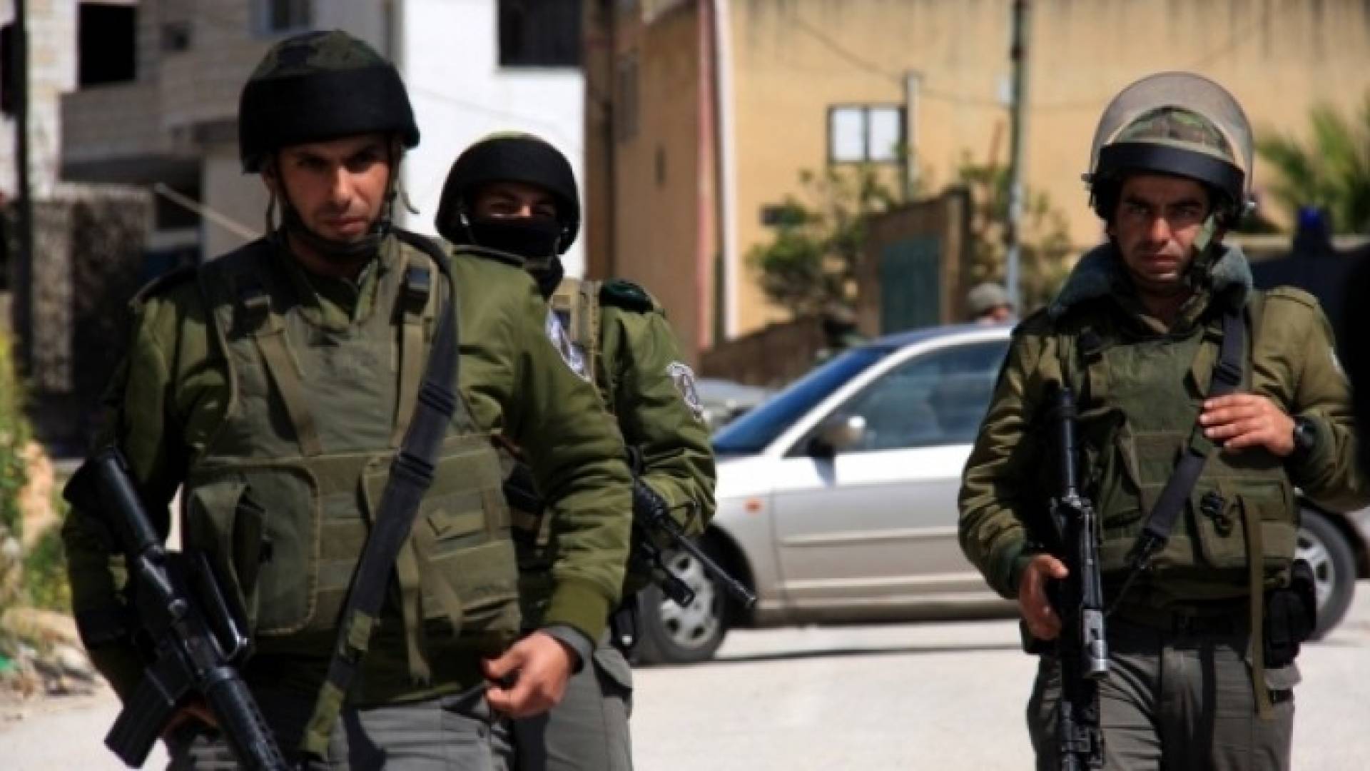 الاحتلال يعتقل طفلا في القدس بزعم العثور على سلاح في غرفته