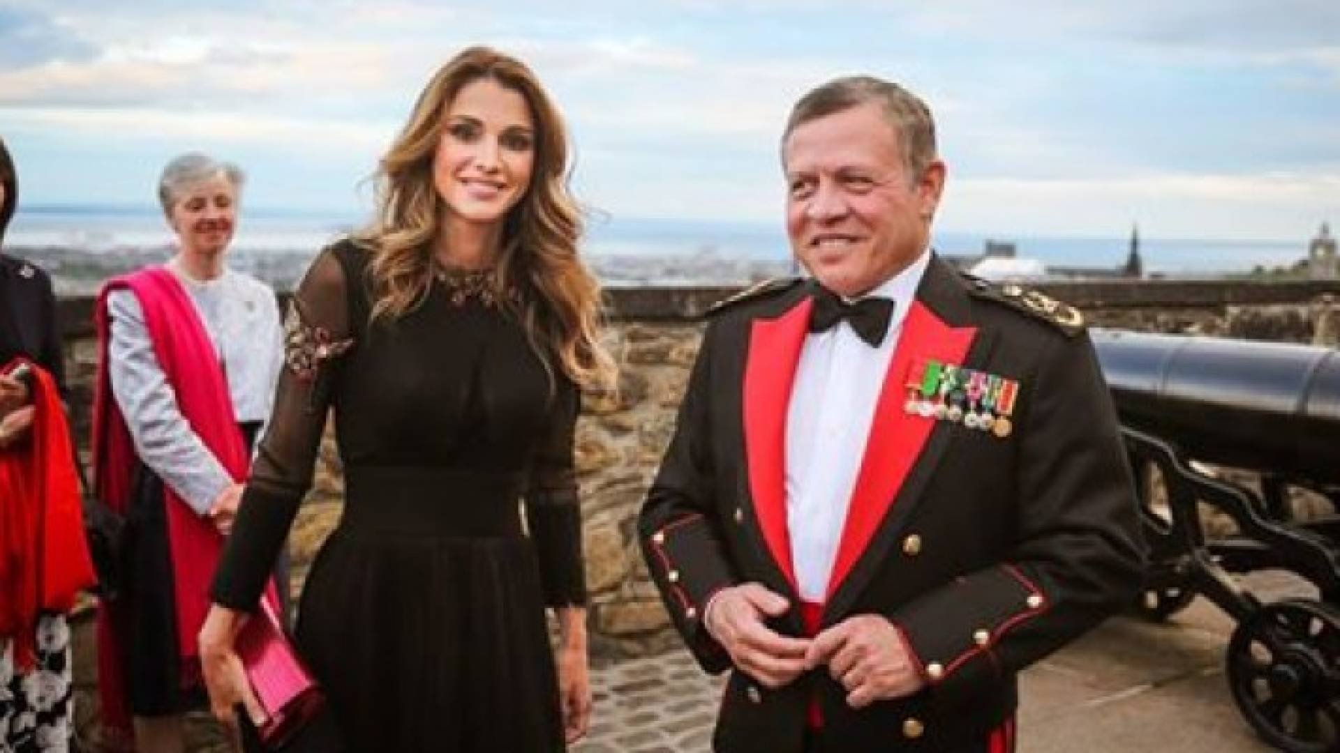 الملكة برفقة الملك في اسكتلندا ..صورة