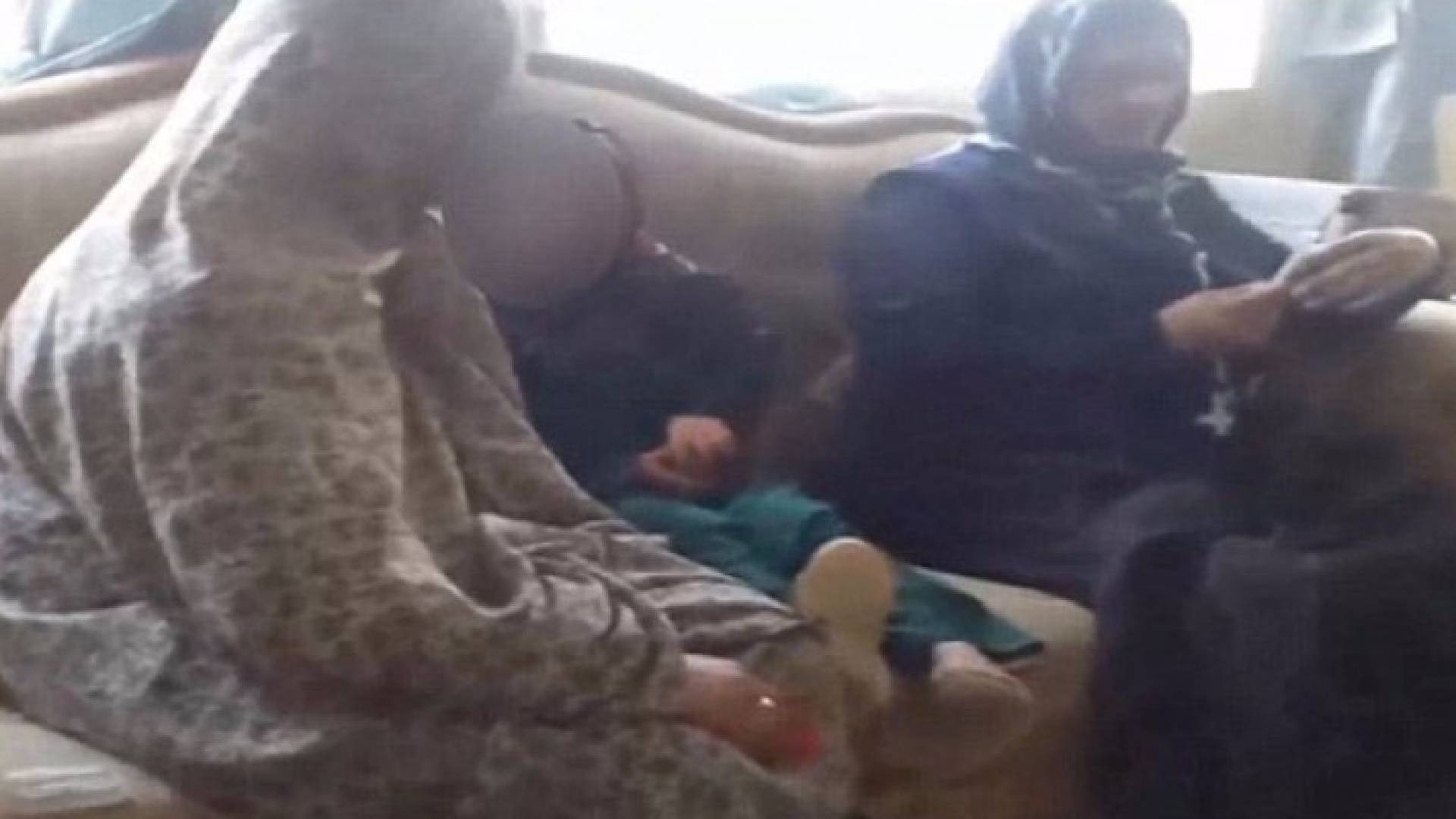 بالفيديو .. أفغاني يزوج طفلته مقابل " ماعز "