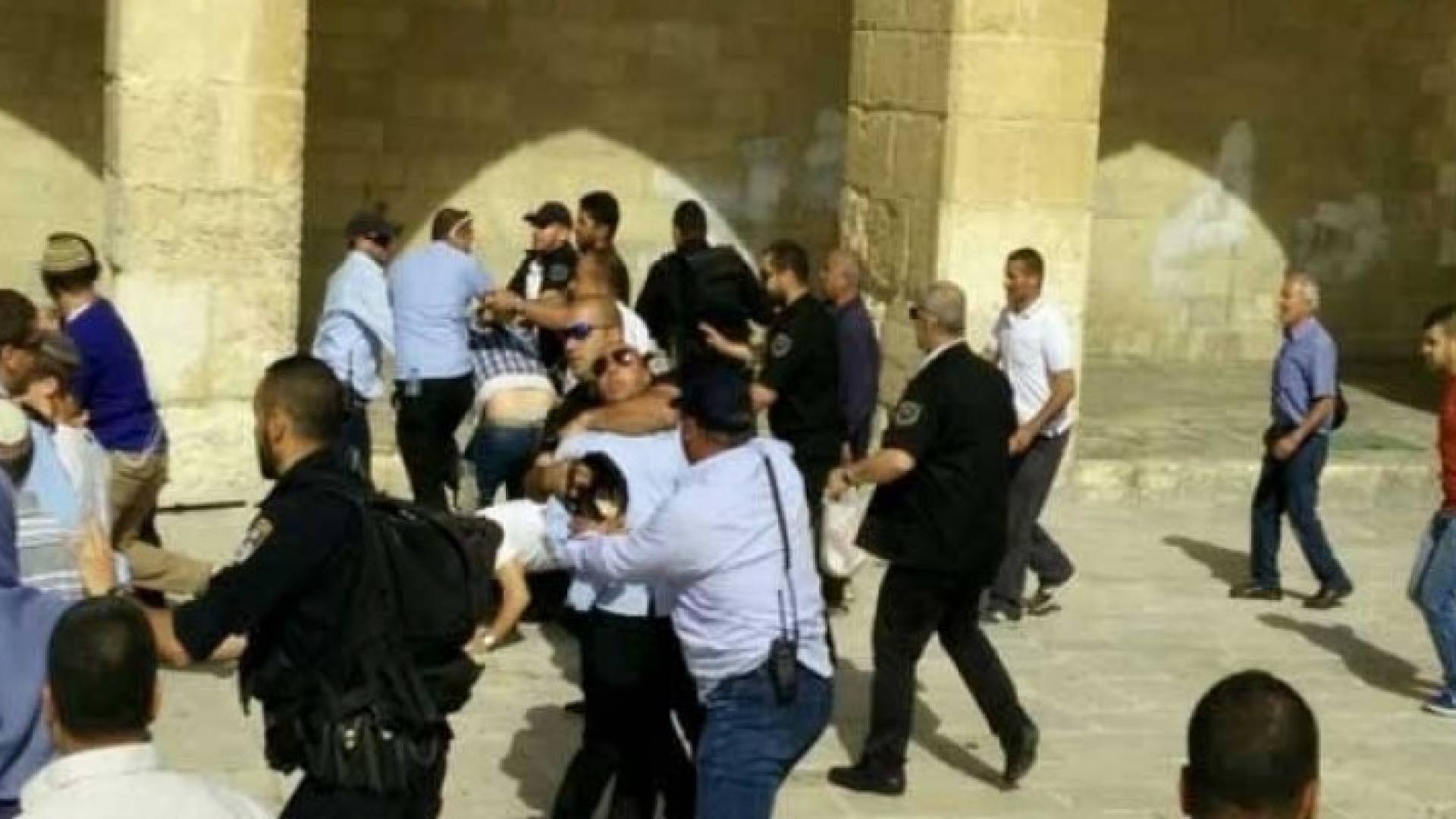 الاحتلال يبعد حارسا عن الأقصى 4 شهور