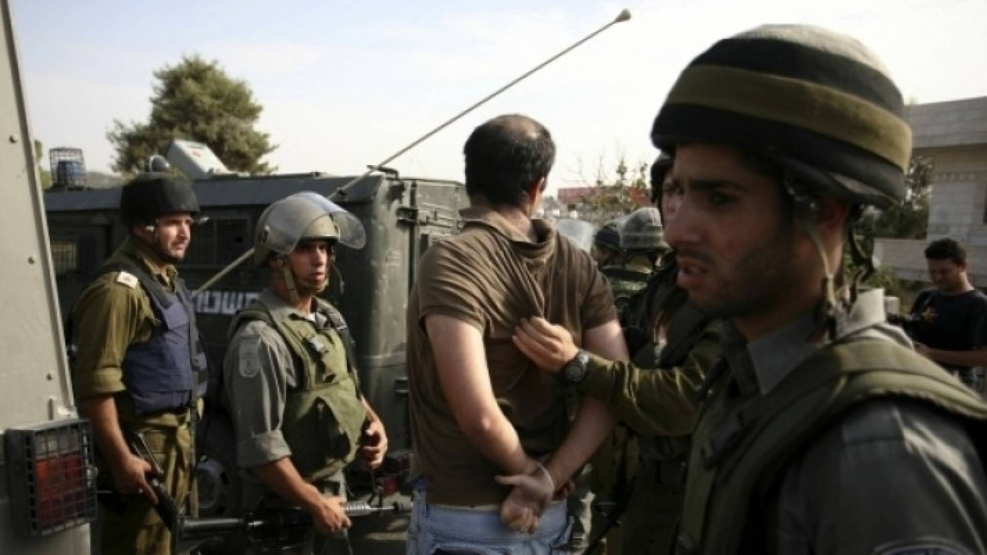 الاحتلال يعتقل 14 فلسطينيا ويهدم منازل وبركسات