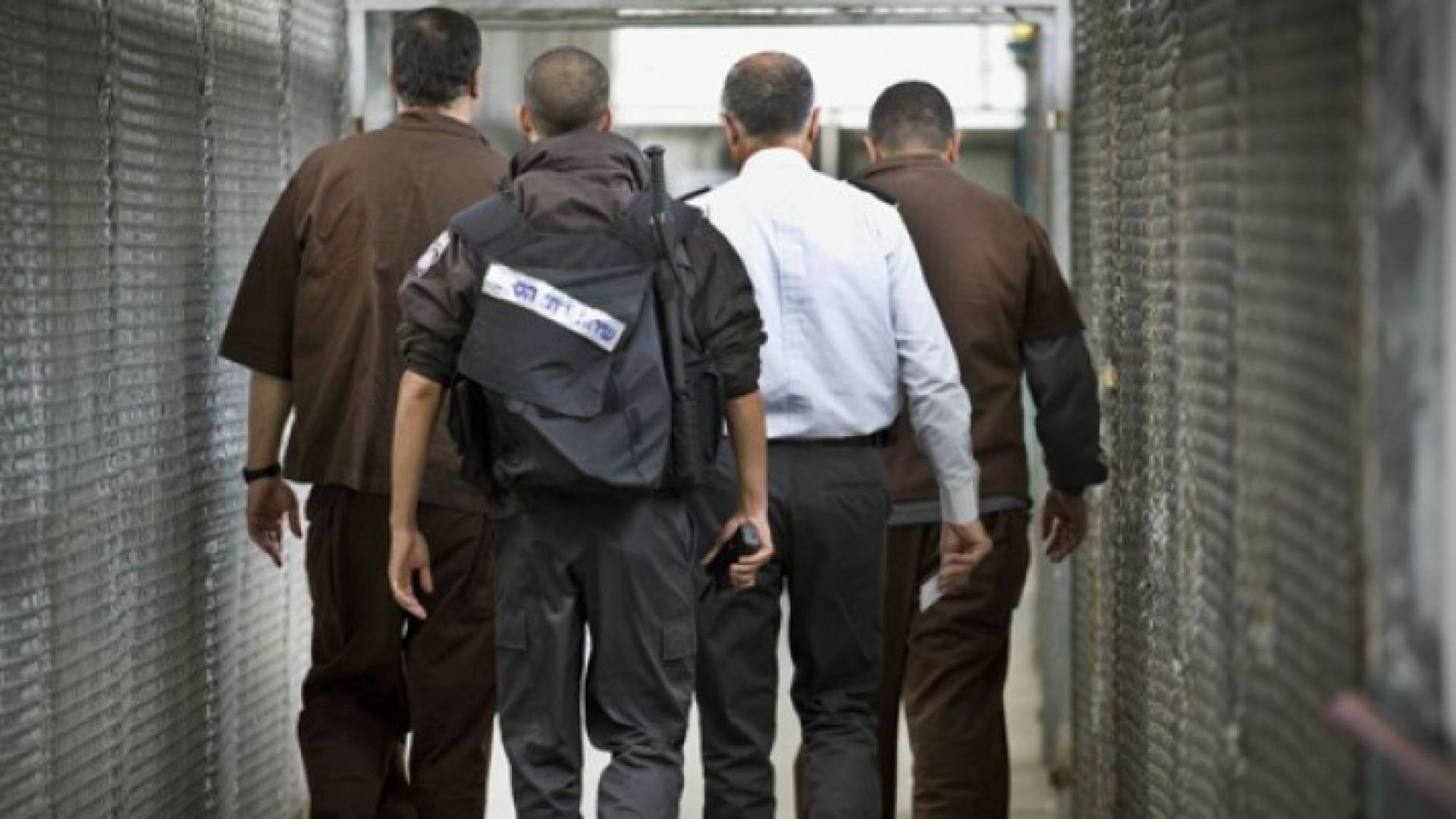 77 أسيرا فلسطينيا يضربون عن الطعام بسجون الاحتلال