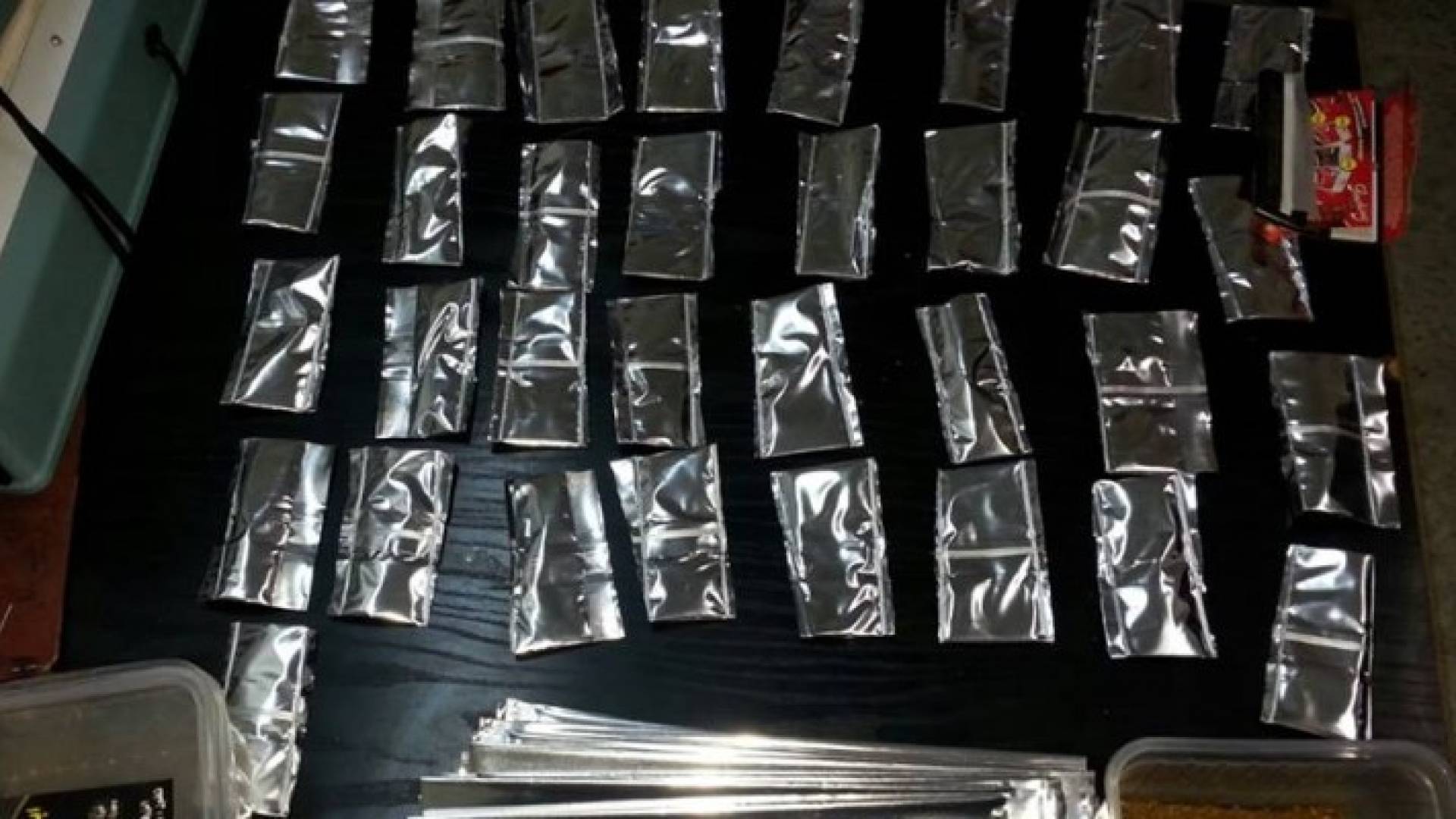 القبض على 10 مروجي مخدرات في الرمثا وجرش وجبل الجوفة ..صور