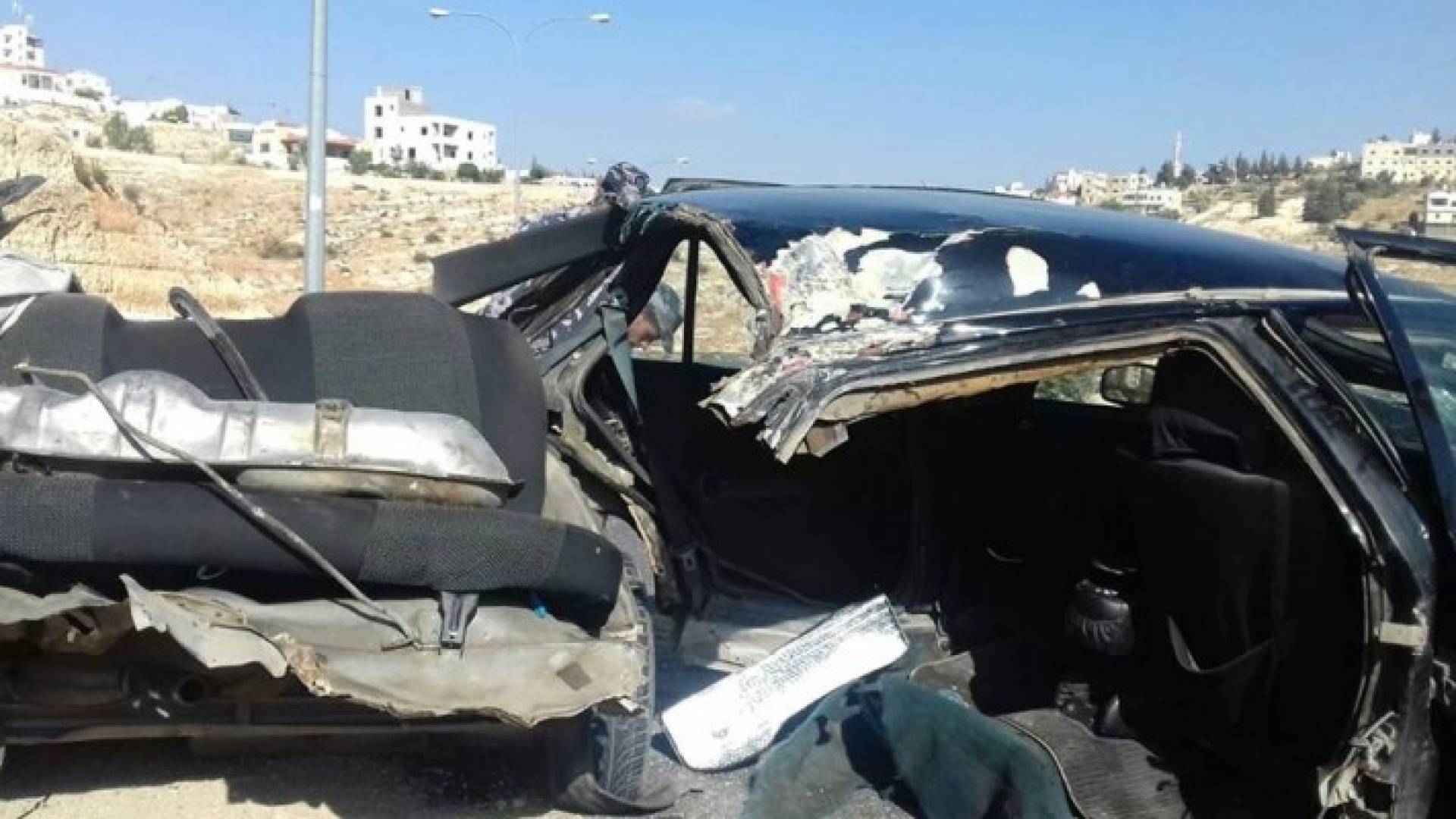 اصابة شخص اثر تدهور مركبته في السلط.. صور