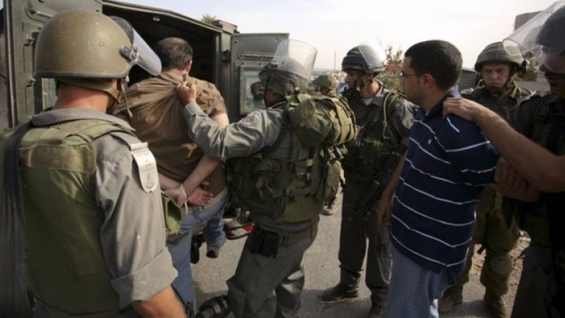 الاحتلال يعتقل 13 فلسطينيا