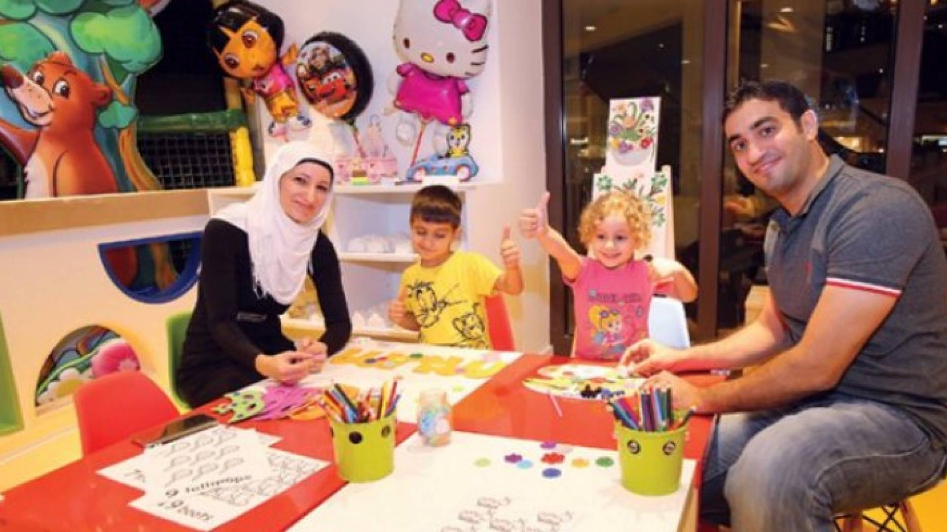 ليبقيها قرب أطفالها .. زوج يدلل زوجته بـ 3 ملايين درهم في دبي