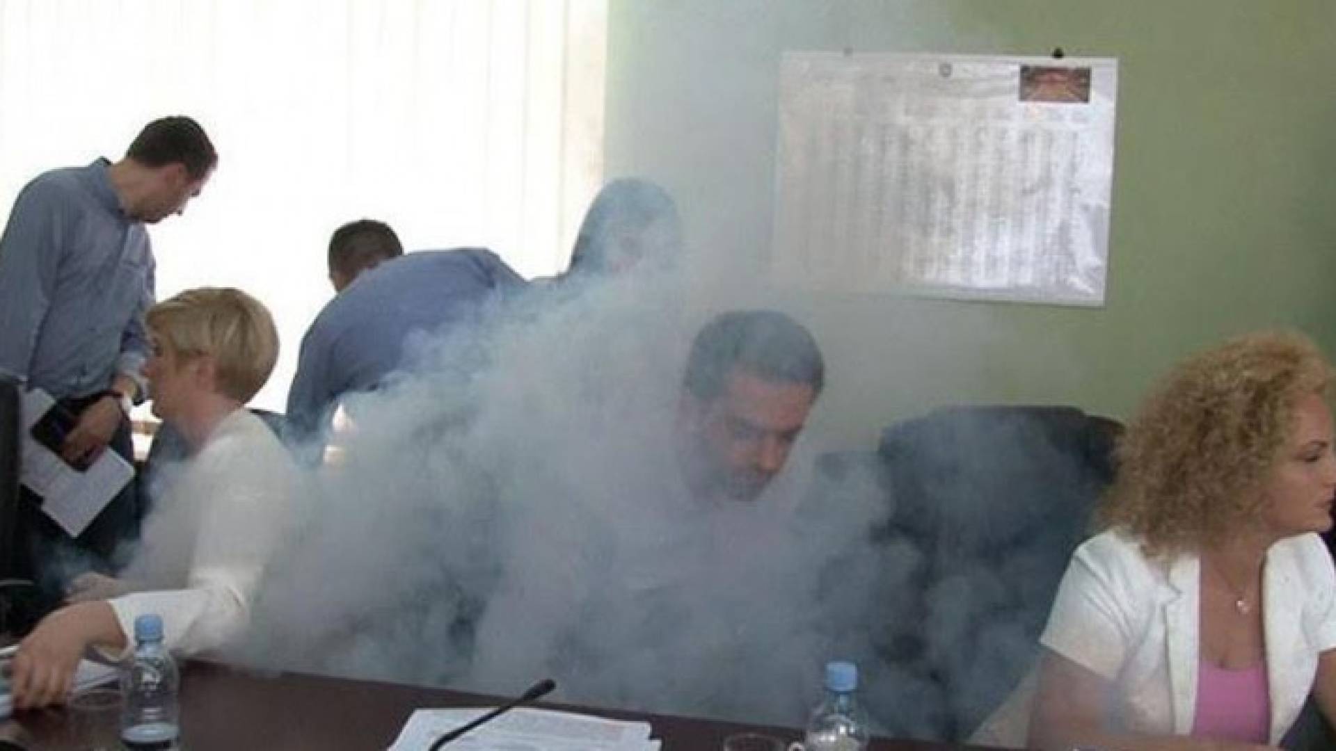 نائب كوسوفي معارض يطلق الغازالمسيل للدموع في البرلمان