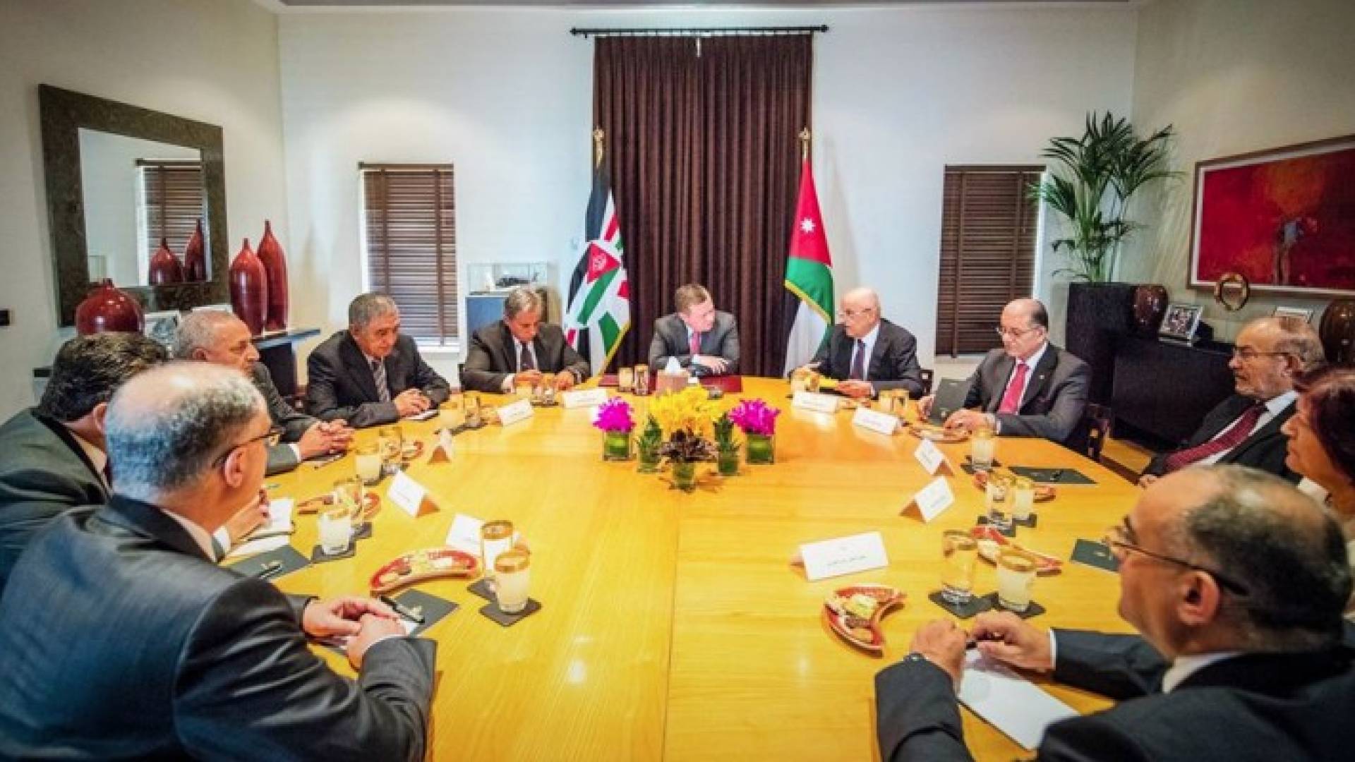 الملك: يستقبل رئيس وأعضاء اللجنة الملكية