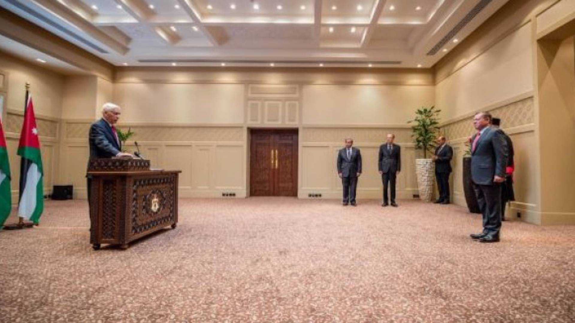 الذويب يؤدي اليمين الدستورية أمام جلالة الملك بتعيينه عضوا في المحكمة الدستورية