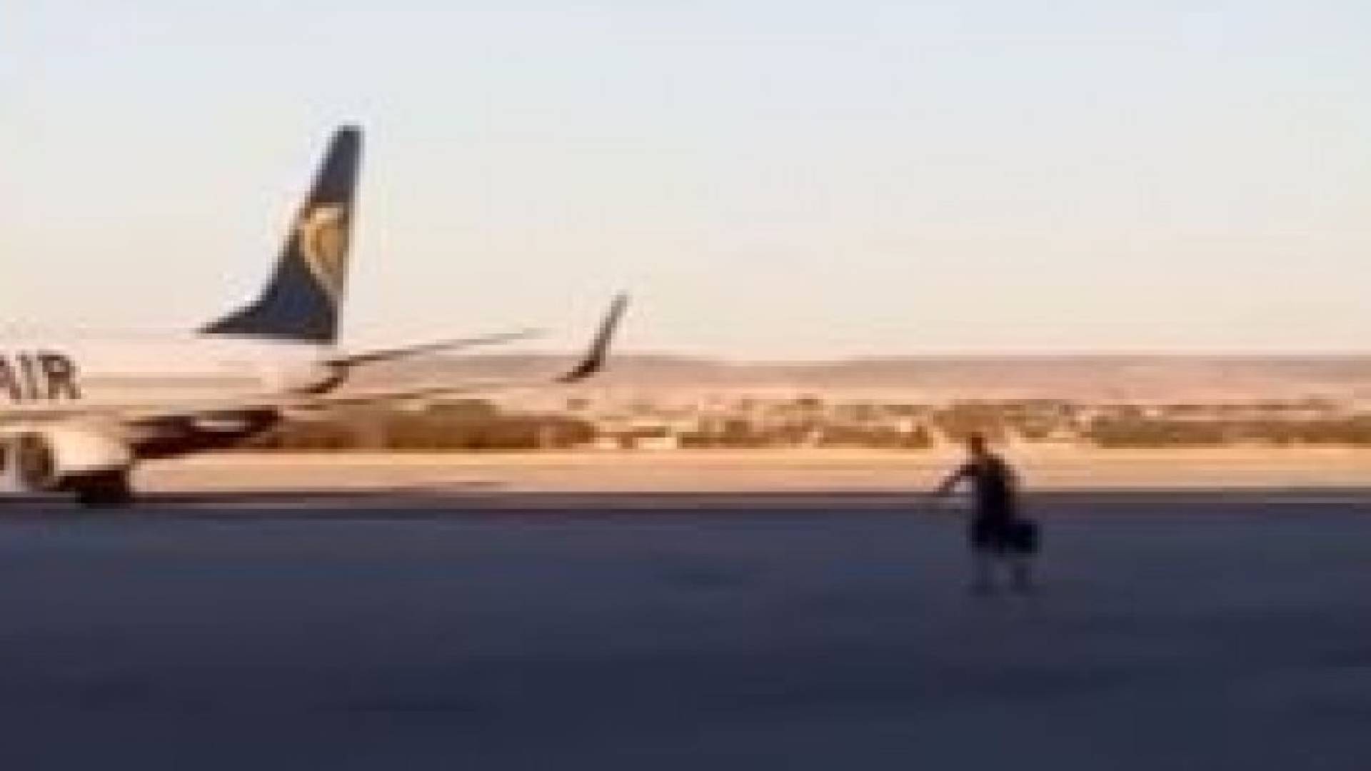 بالفيديو: فاته موعد إقلاع الطائرة فلاحقها على المدرج