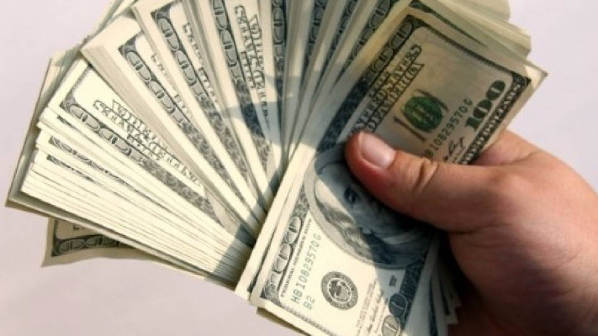 اليوان يستمر في التراجع بعد سنة من تخفيضه دون اثارة قلق المستثمرين