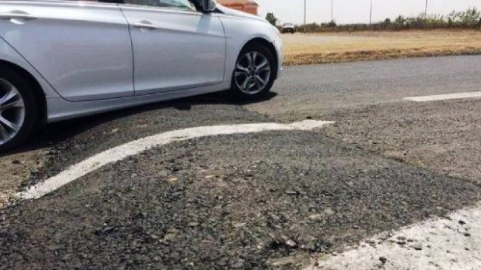 إزالة مطبات على طريق اربد الحصن