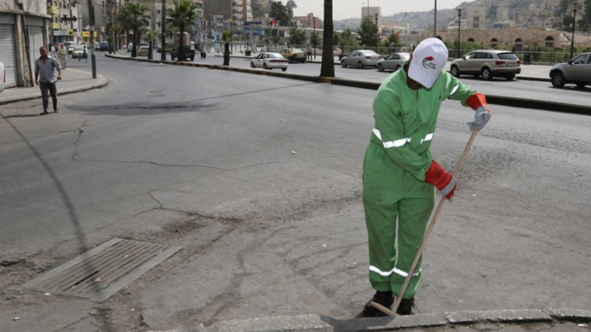 صرف 300 دينار لعمال الوطن