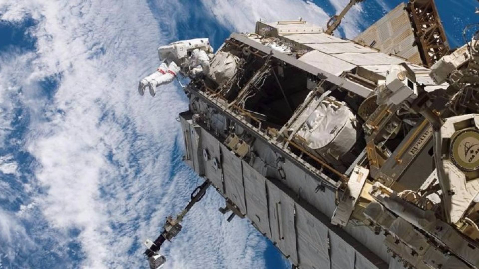 ناسا تسعى لاستعادة حقيبة القمر التي باعتها بأقل من ألف دولار