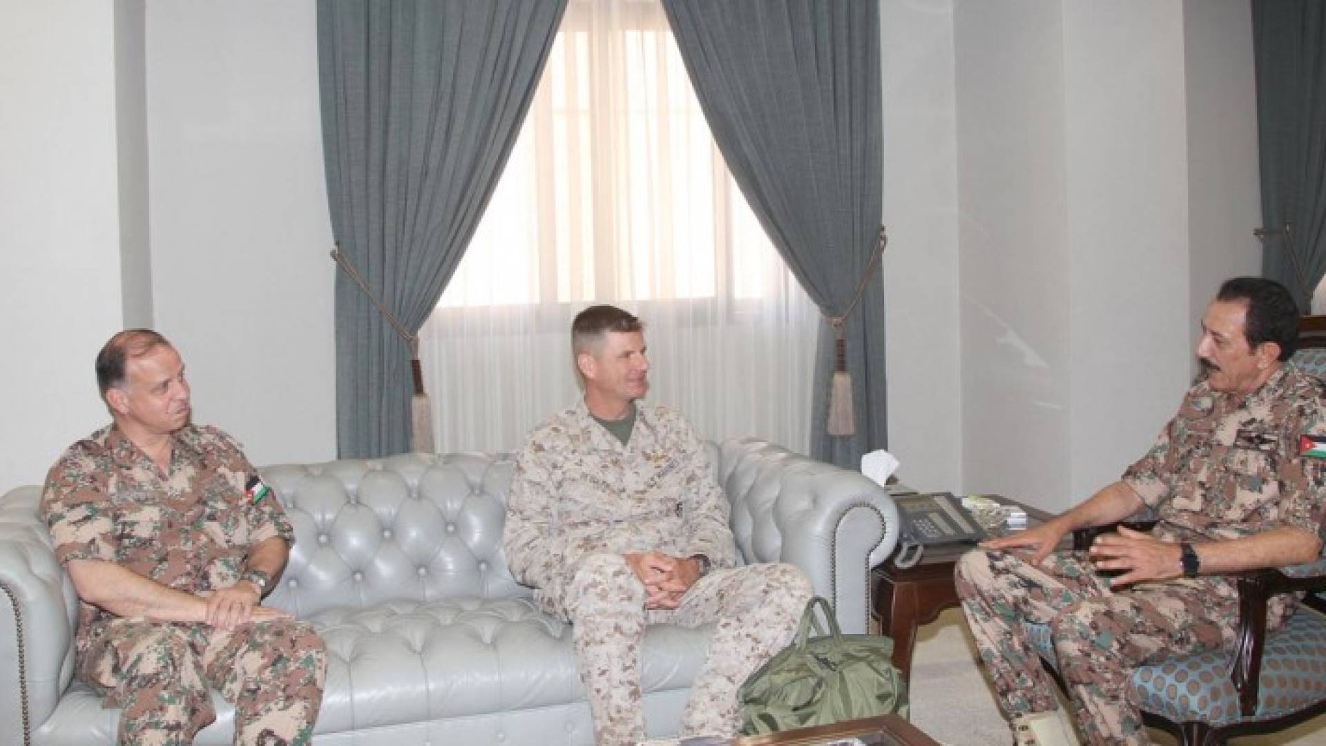 الزبن يستقبل قائد المشاة البحرية بالقيادة المركزية الأمريكية