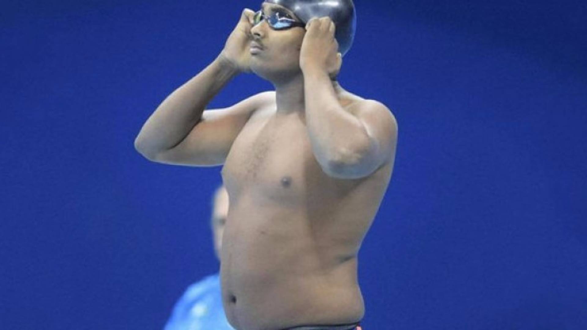 سباح أثيوبي بـ "كرش" يشارك في "ريو" إليكم كيف وصل