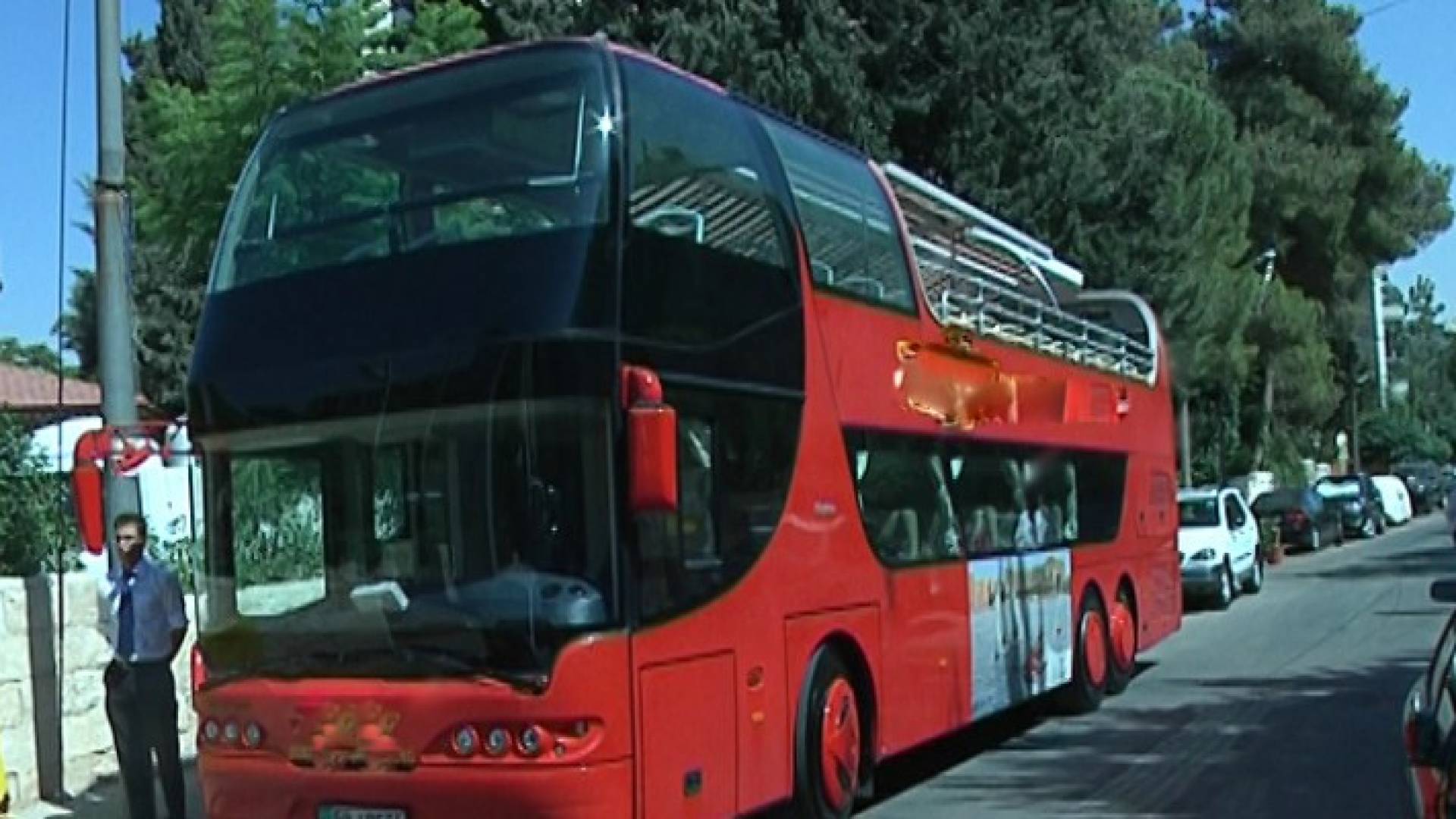 الحافلات المكشوفة لتنشيط السياحة في العاصمة عمان